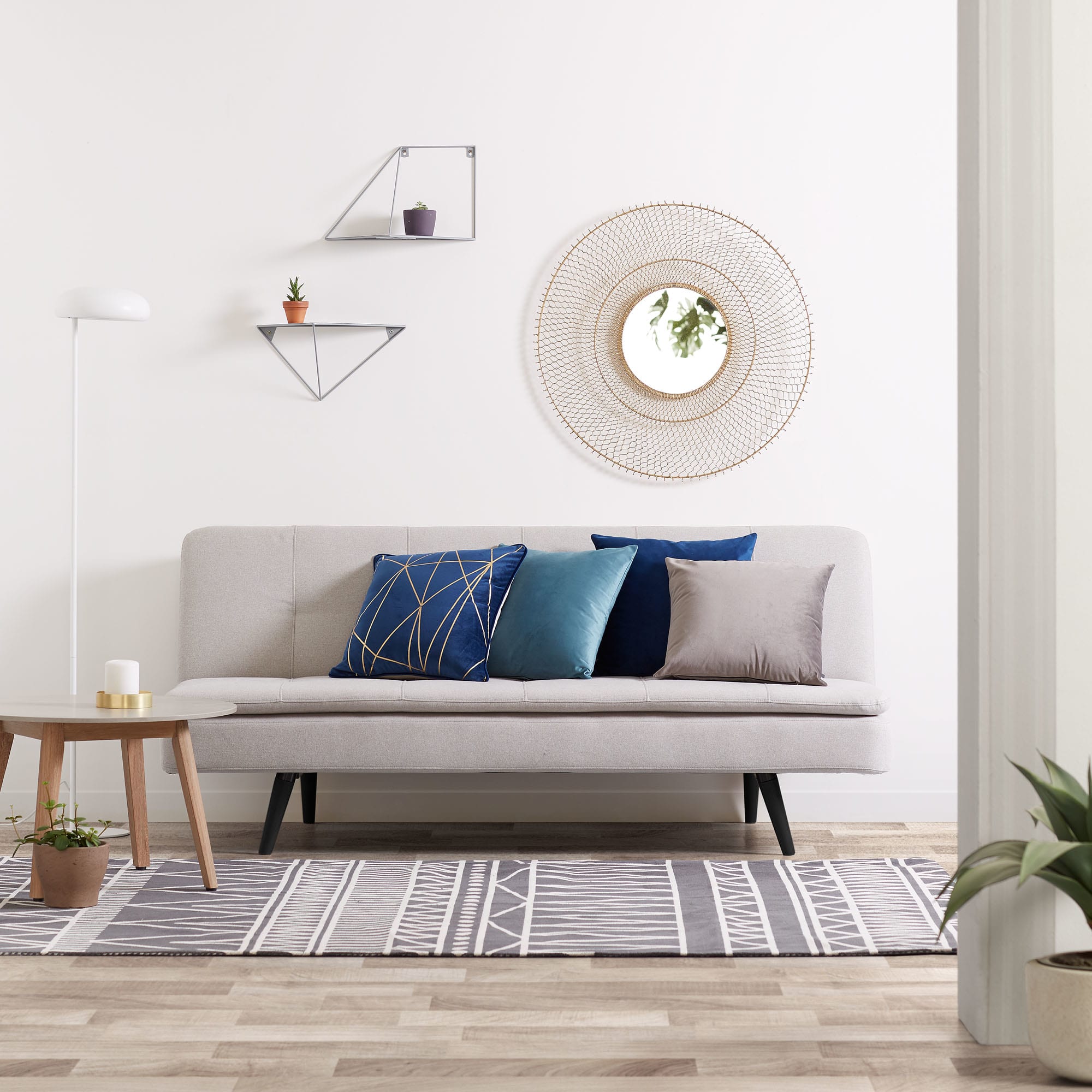 Teg Wandregal Prisma aus Stahl mit schwarzem Finish 40 x 20 cm in Schwarz präsentiert im Onlineshop von KAQTU Design AG. Wandregal ist von Kave Home