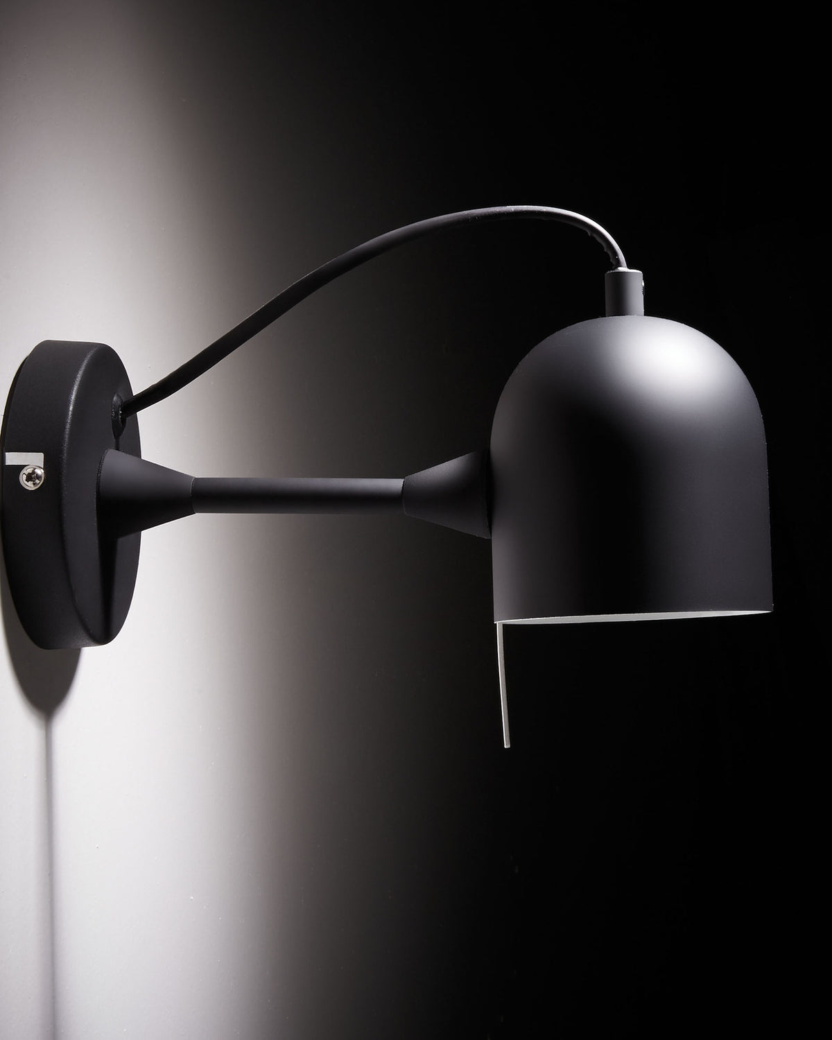 Lucilla Wandleuchte, schwarz in Schwarz präsentiert im Onlineshop von KAQTU Design AG. Wandleuchte ist von Kave Home
