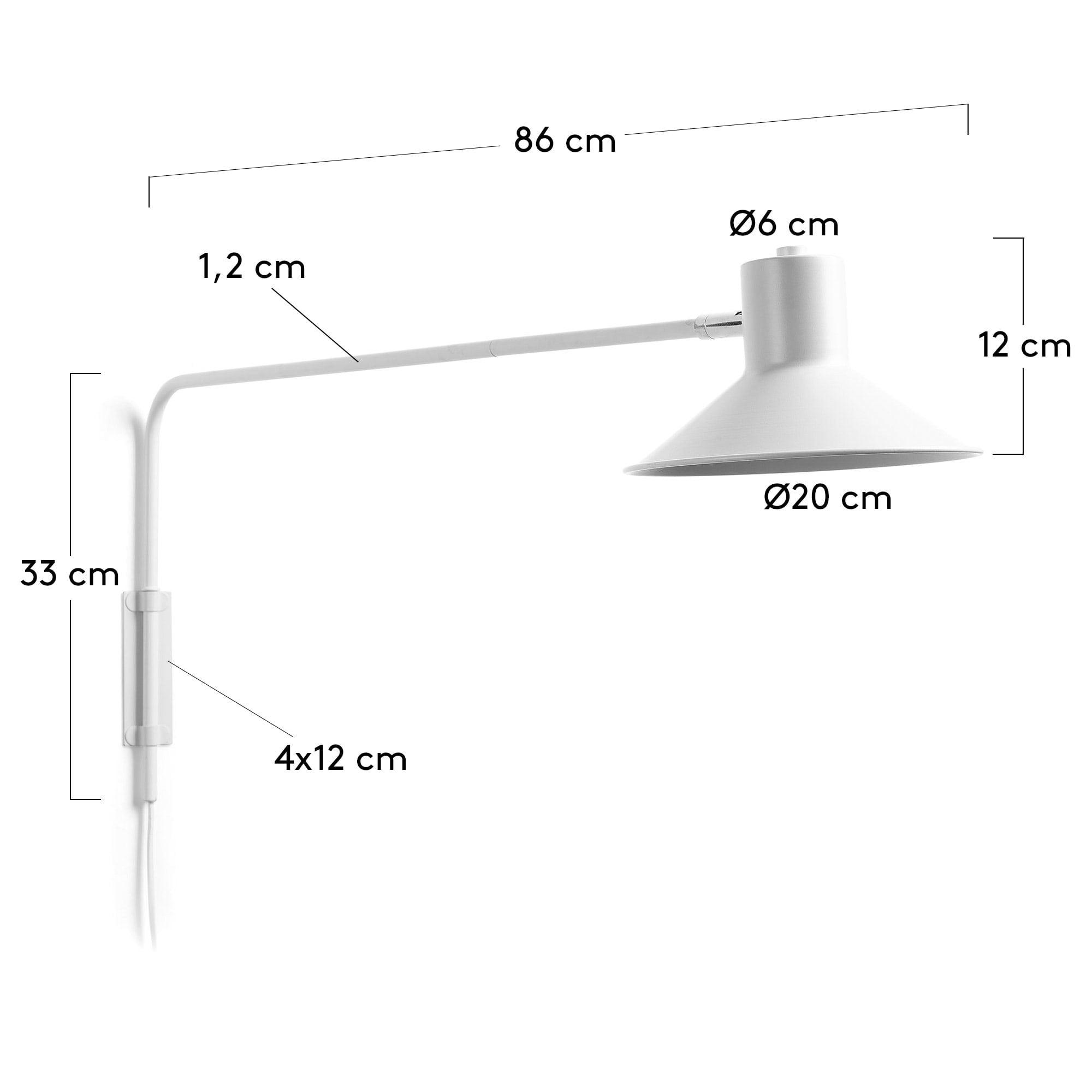 Die Aria Wandleuchte von Kave Home kombiniert modernes Design mit hochwertigem Stahl und eleganten Messingakzenten, ideal für jeden Raum.