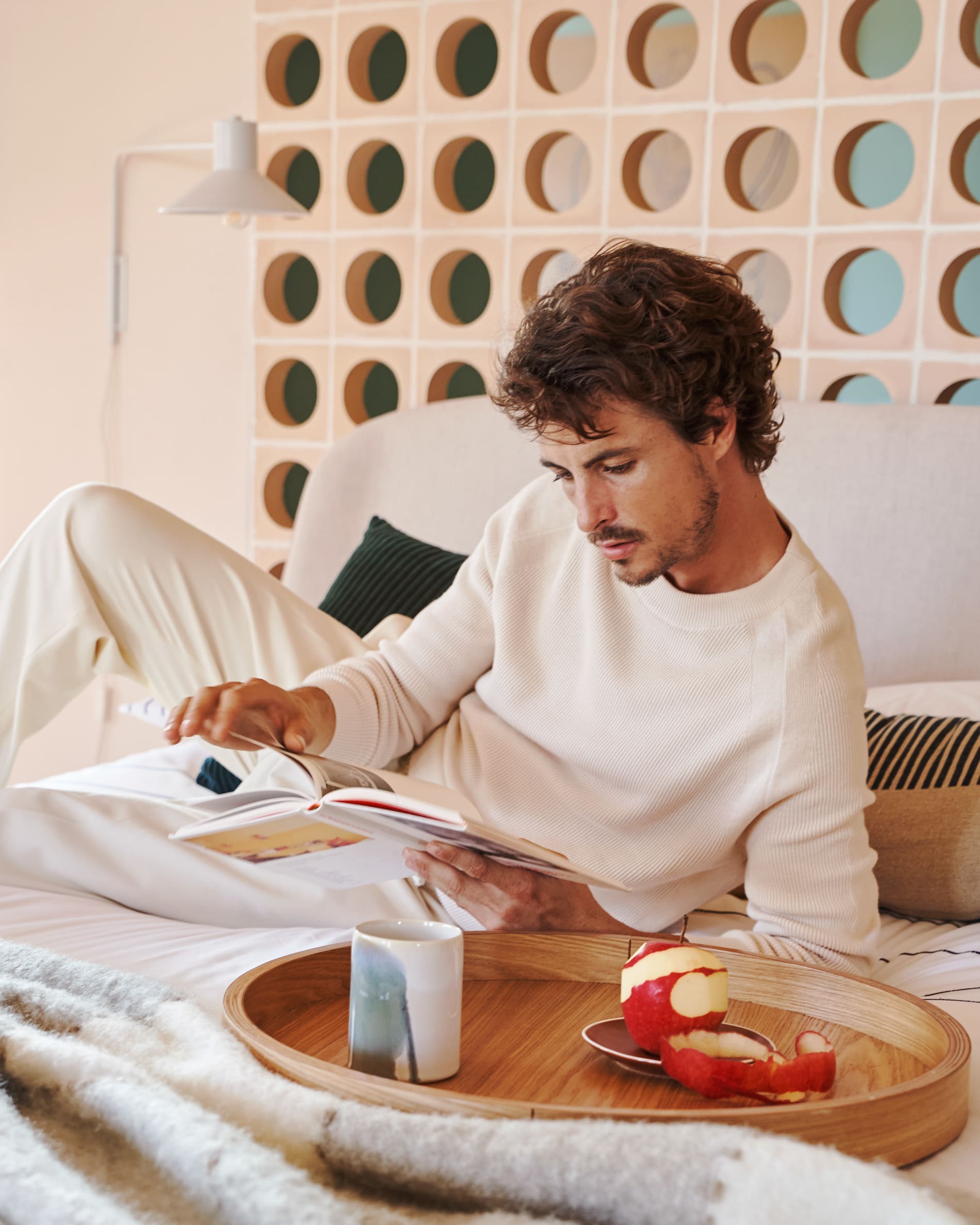 Die Aria Wandleuchte von Kave Home aus Stahl mit weissem Finish bietet modernes Design und stilvolle Beleuchtung für Ihr Zuhause.