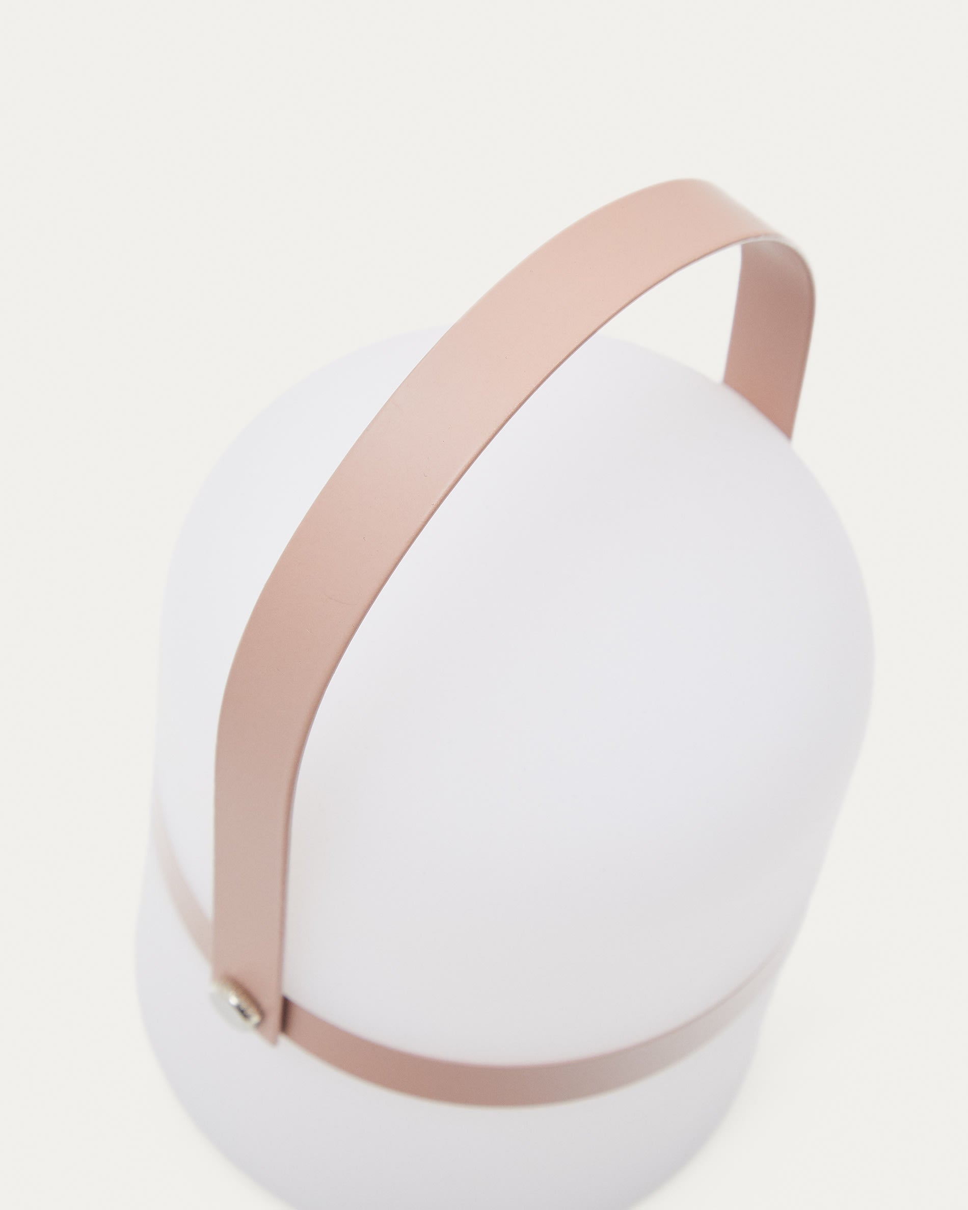 Die Ridley Mini-LED-Tischlampe von Kave Home in elegantem Rosa vereint Funktionalität und Stil, ideal für jedes Zuhause.