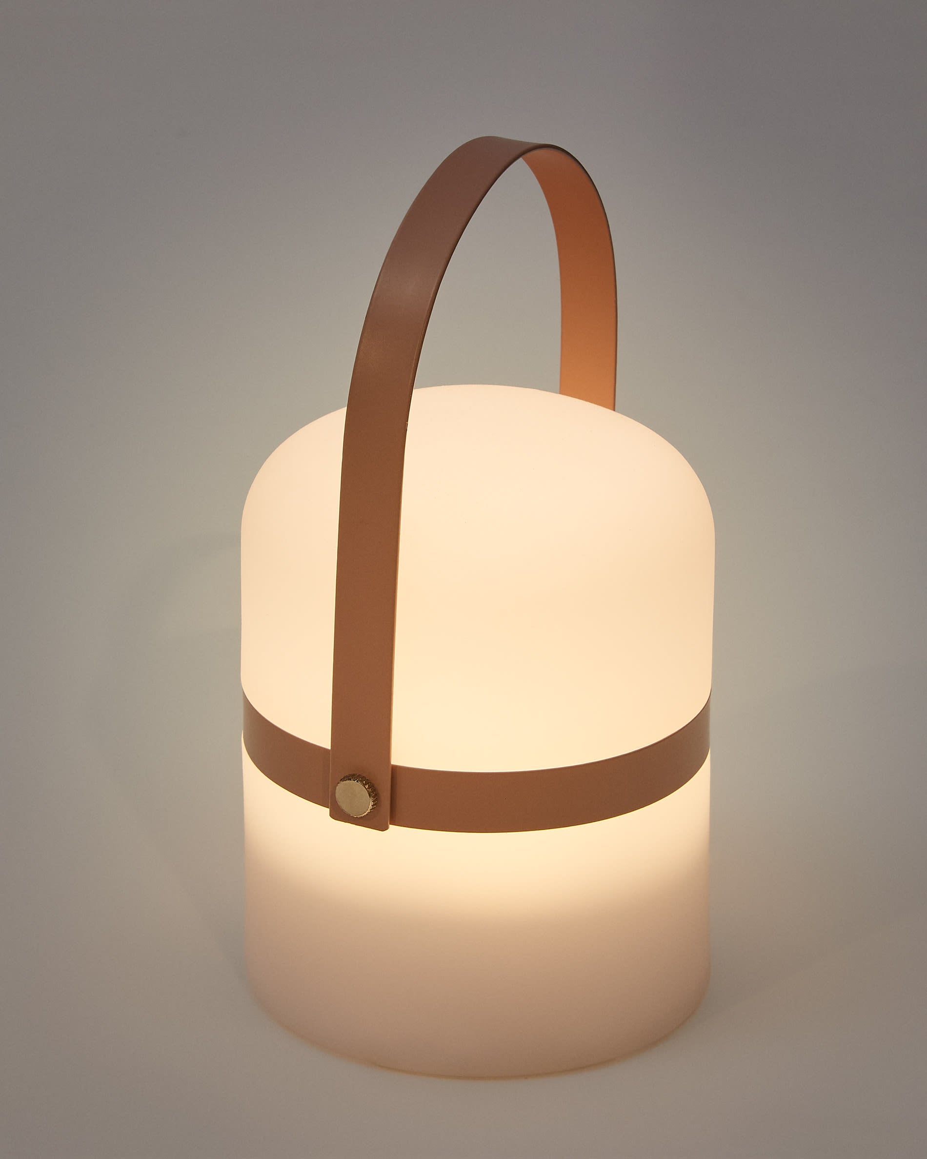 Die Ridley Mini-LED-Tischlampe von Kave Home in zartem Rosa ist die perfekte Kombination aus modernem Design und praktischer Beleuchtung für jeden Raum.