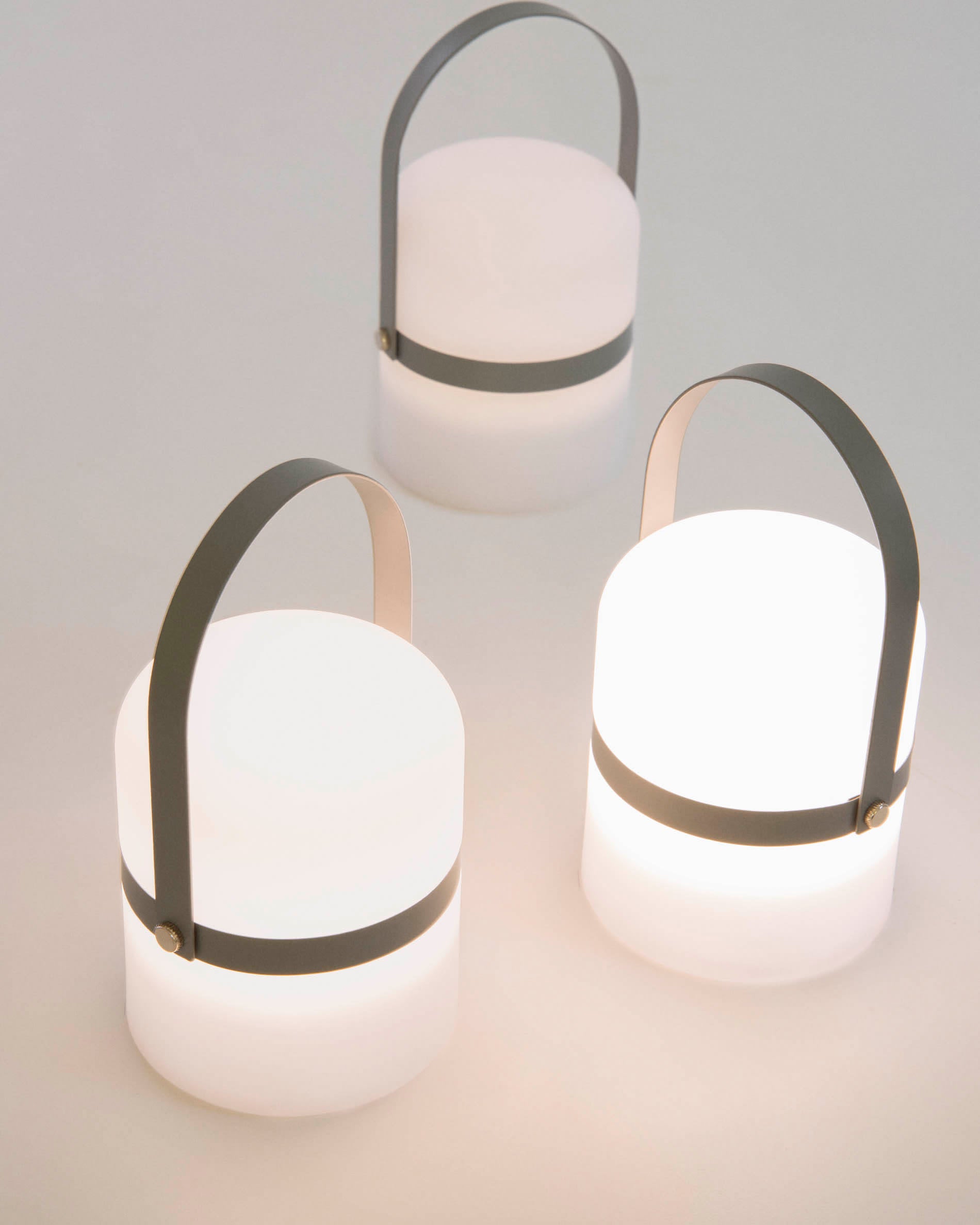 Die Ridley Mini-LED-Tischlampe von Kave Home vereint stilvolles Rosa-Design mit praktischer Tragbarkeit und vielseitiger Lichtsteuerung.