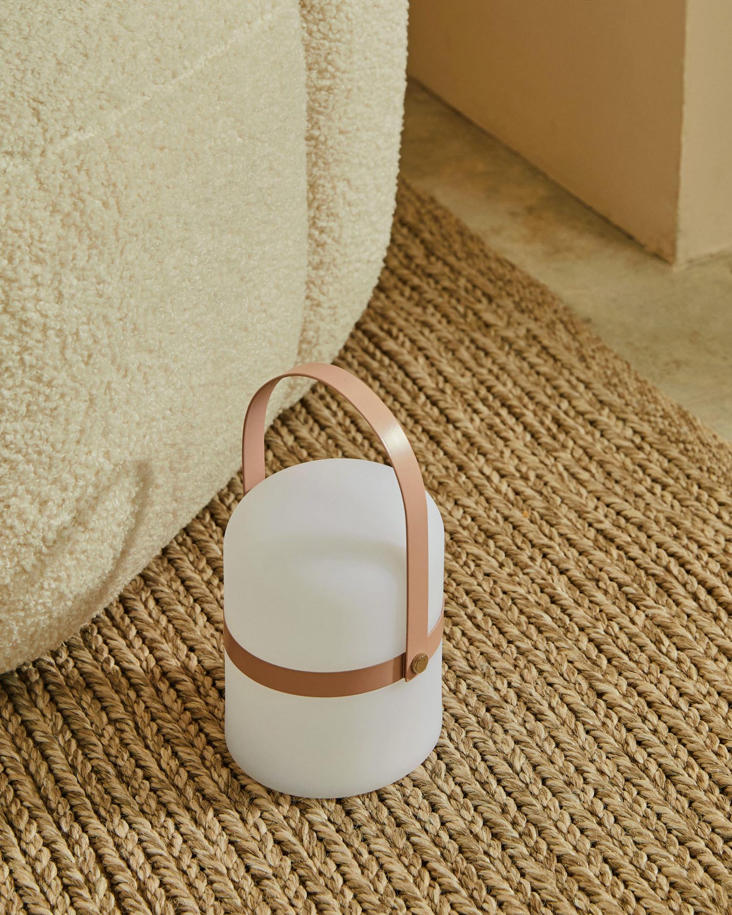 Die Ridley Mini-LED-Tischlampe in Rosa von Kave Home kombiniert modernes Design mit Funktionalität aus Polyethylen.