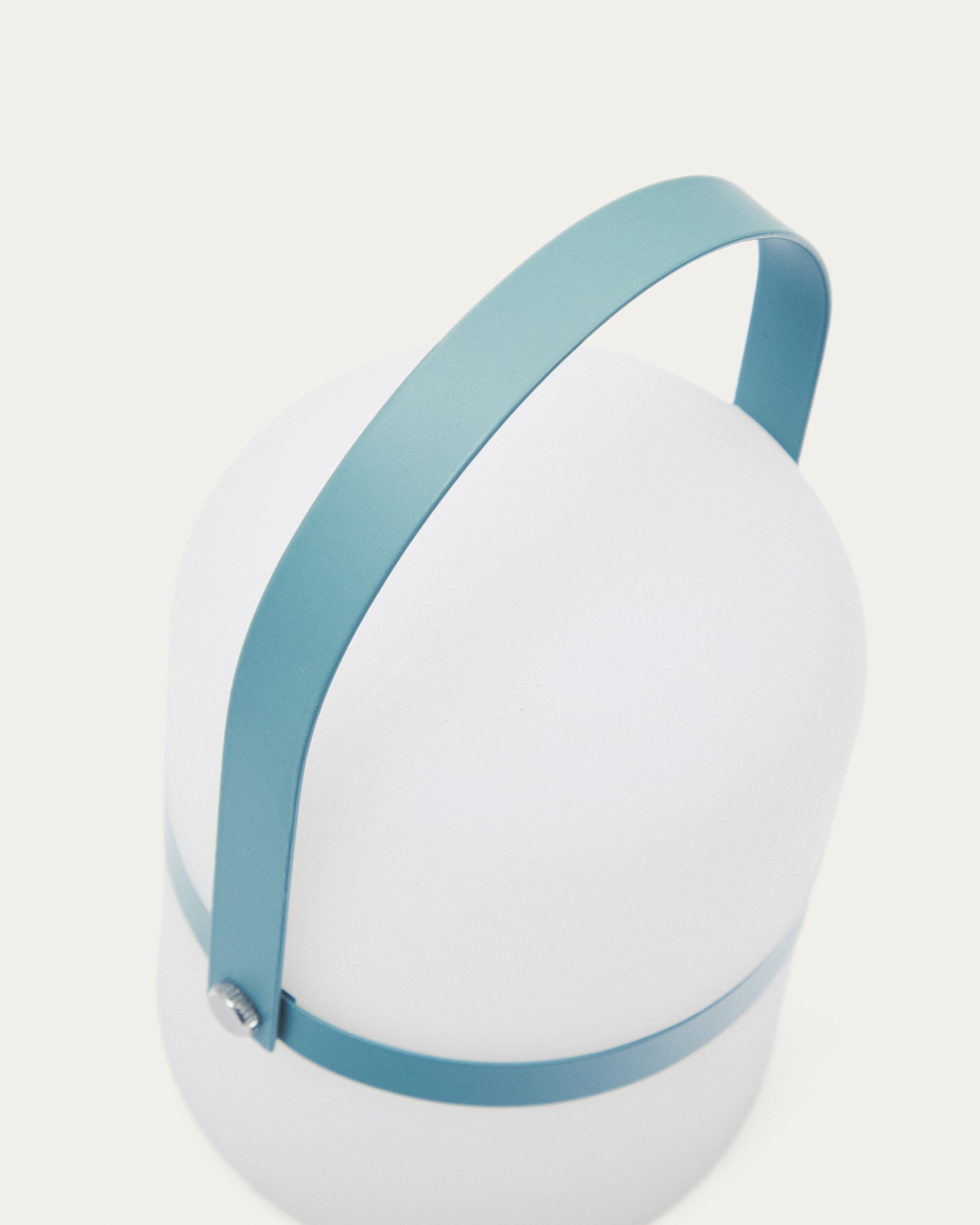 Moderne Mini-LED-Tischlampe aus robustem blauem Polyethylen. Tragbar mit praktischem Griff, perfekt für stilvolle Beleuchtung überall.