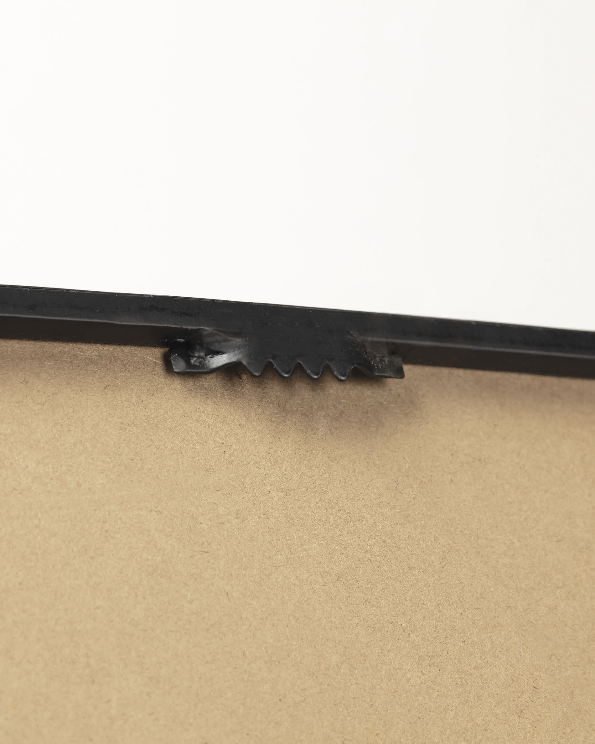 Eleganter Marco Spiegel 40 x 40 cm in Schwarz von Kave Home. Perfekt für stilvolle Akzente und klare Reflexionen in jedem Raum.