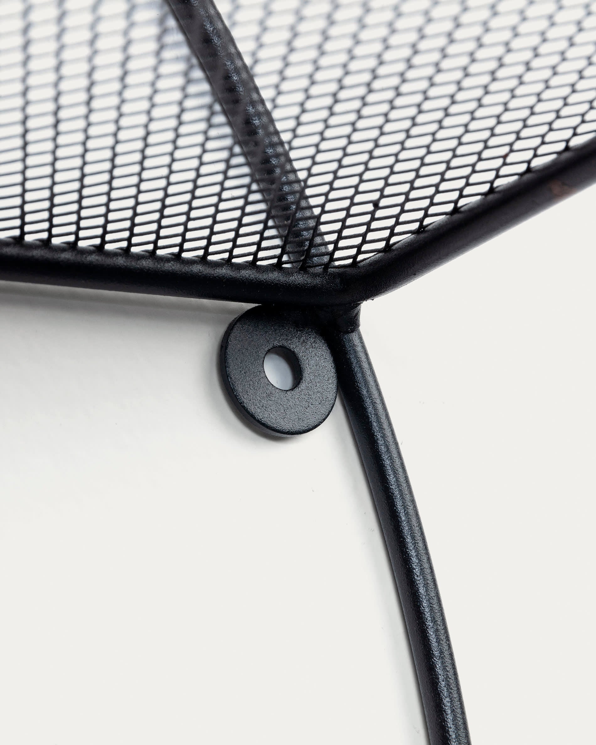 Modernes Wandregal aus robustem Stahl mit elegantem schwarzem Finish, Ø 55 cm. Ideal für stilvolle Präsentation und vielseitige Nutzung.