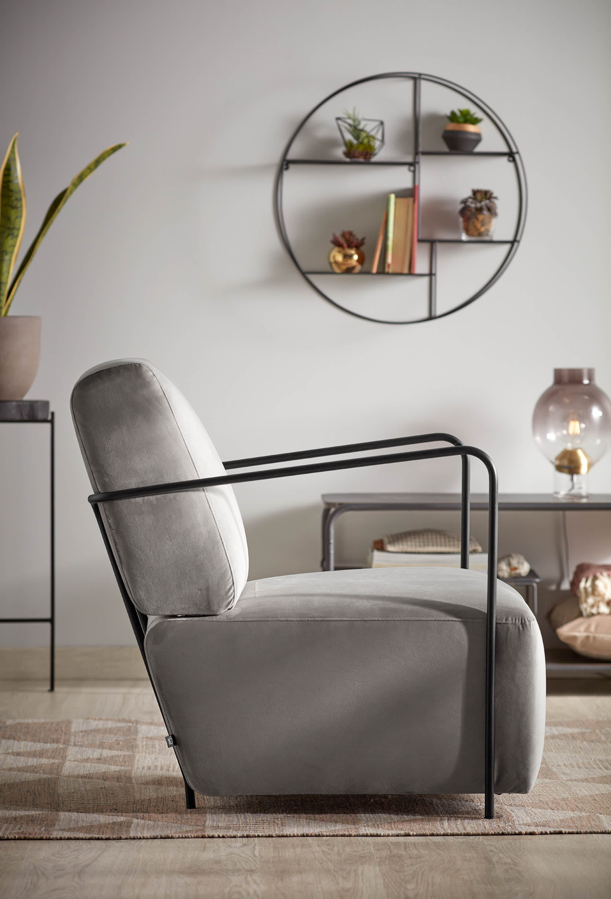 Modernes Wandregal aus schwarzem Stahl, Ø 55 cm, ideal für stilvolle Aufbewahrung und Dekoration in jedem Raum.