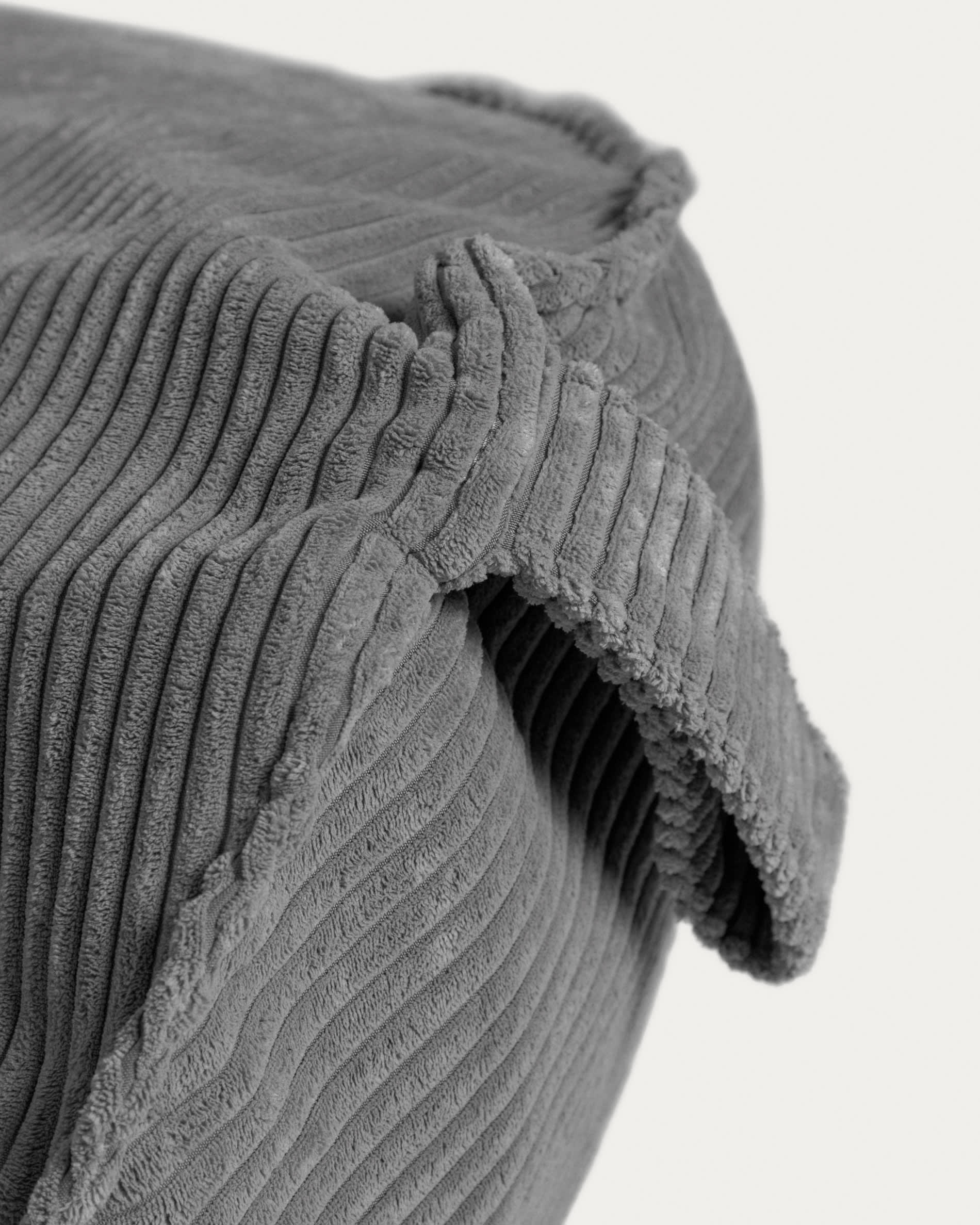 Der Wilma Pouf aus grauem Cord (Ø 80 cm) ist ein stilvolles, vielseitiges Möbelstück, das Komfort und Eleganz in Ihr Zuhause bringt.