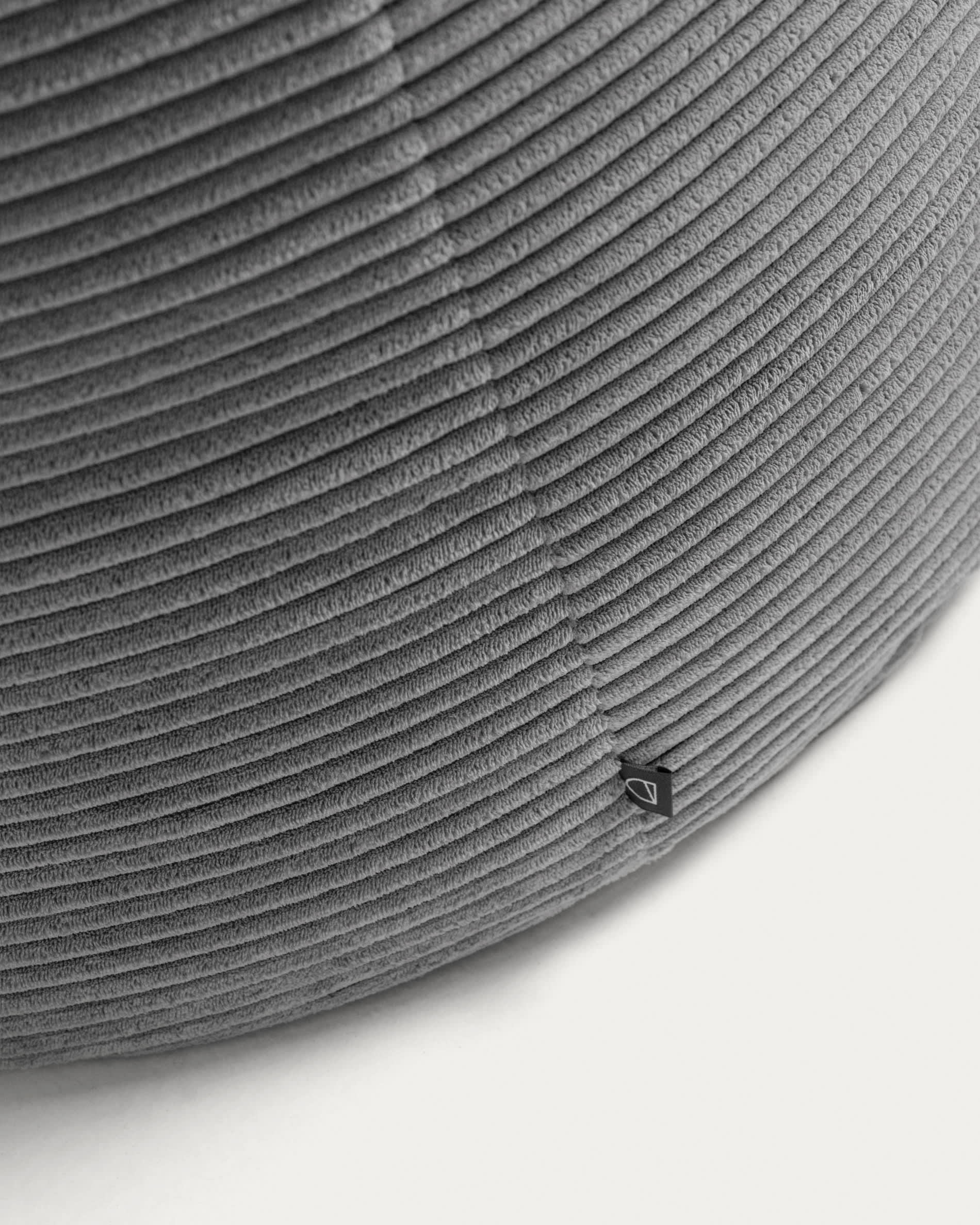 Der Wilma Pouf in grauem Cord (Ø 80 cm) vereint Komfort und Stil, ideal für jedes moderne Zuhause. Ein Must-Have für gemütliche Akzente!