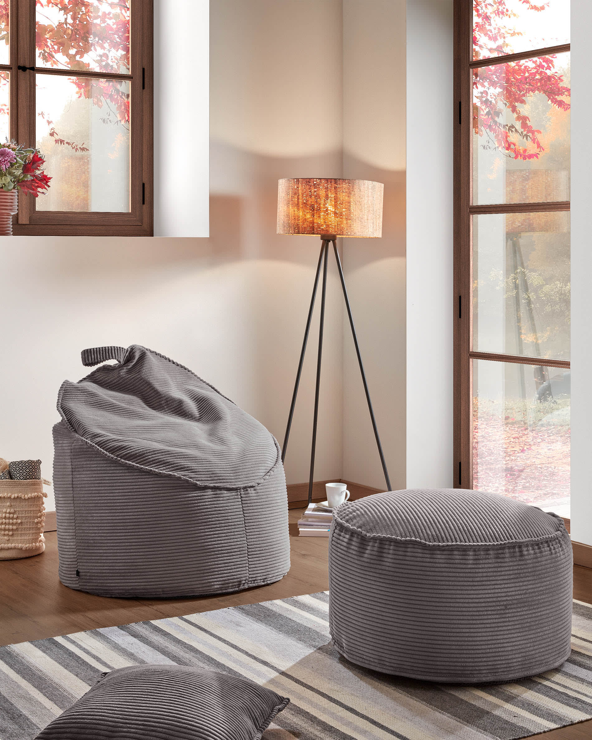 Der Wilma Pouf in grauem Cordstoff ist ein stilvoller, vielseitiger Akzent für Ihr Zuhause, ideal als Sitzgelegenheit oder Fussablage.