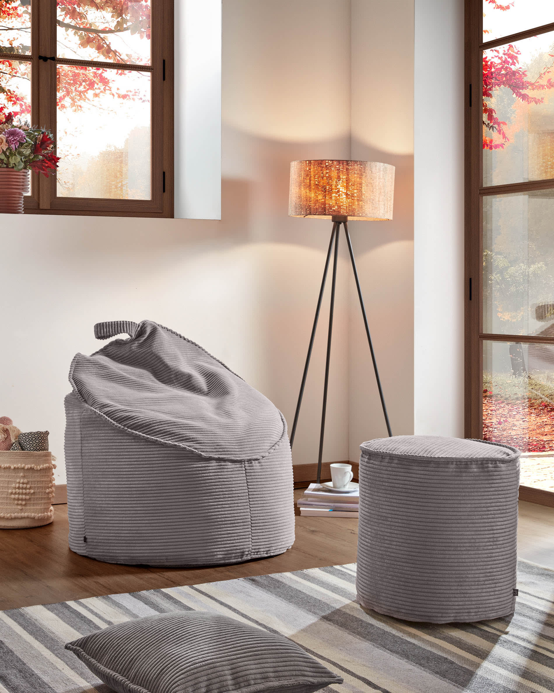 Der Wilma Pouf aus grauem Cord mit 80 cm Durchmesser von Kave Home ist ein eleganter und funktionaler Sitzhocker.