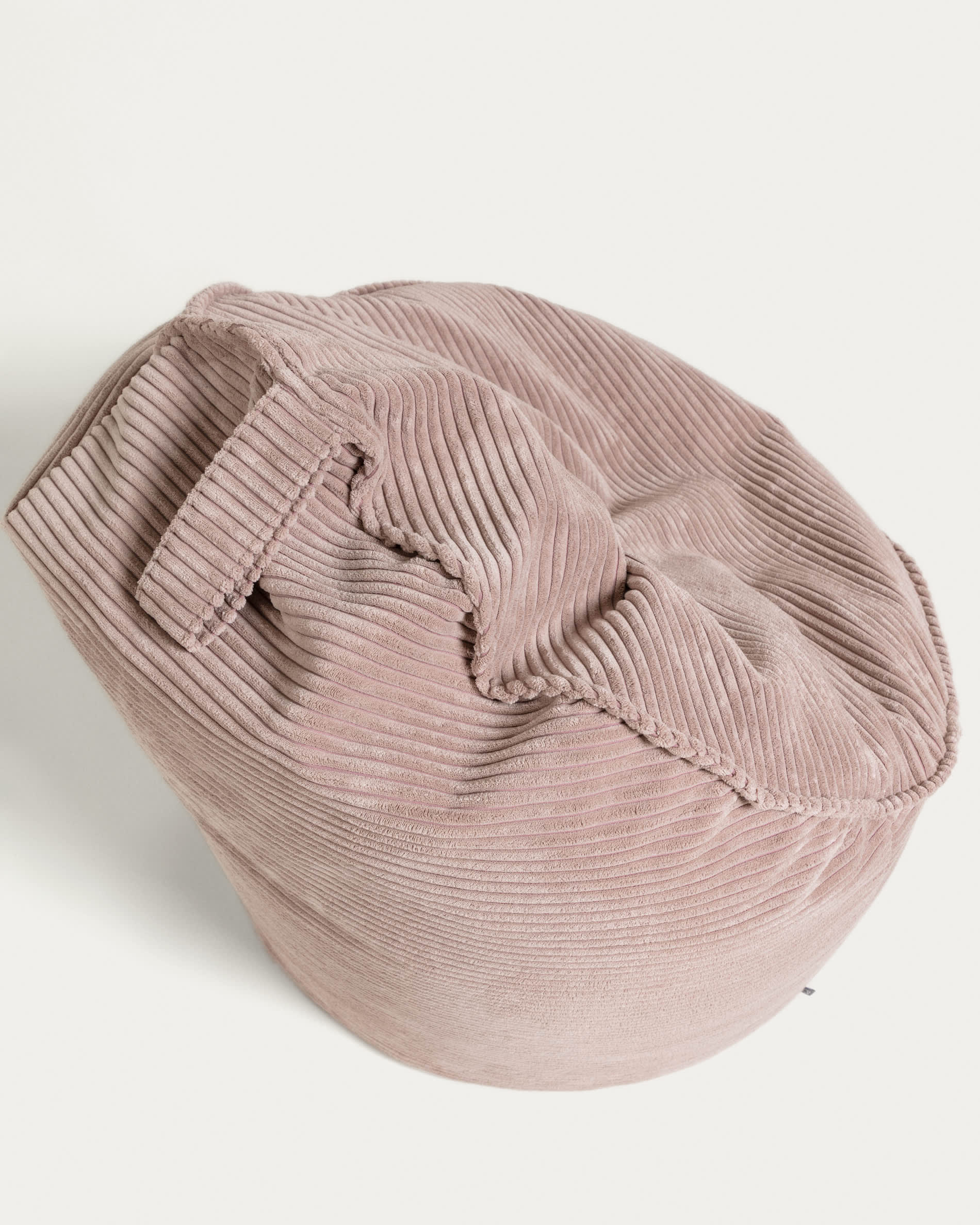 Der Wilma Pouf aus weichem, breitem Cord in zartem Rosa ist ein vielseitiges Möbelstück, das Stil und Gemütlichkeit in Ihr Zuhause bringt.
