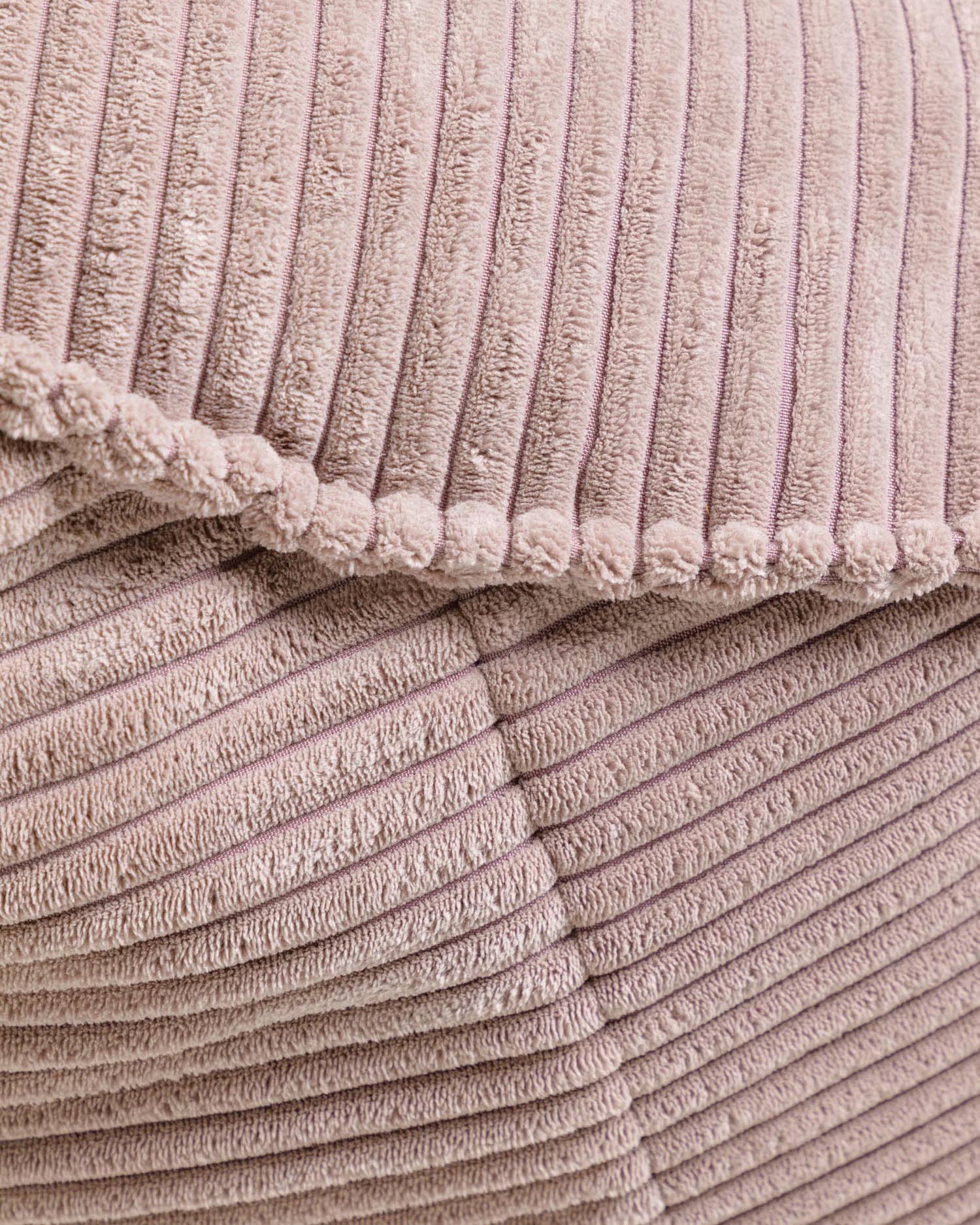 Der Wilma Pouf in breitem Cordstoff in sanftem Rosa ist ein stilvolles, vielseitiges Möbelstück, das jedem Raum Komfort und Eleganz verleiht.