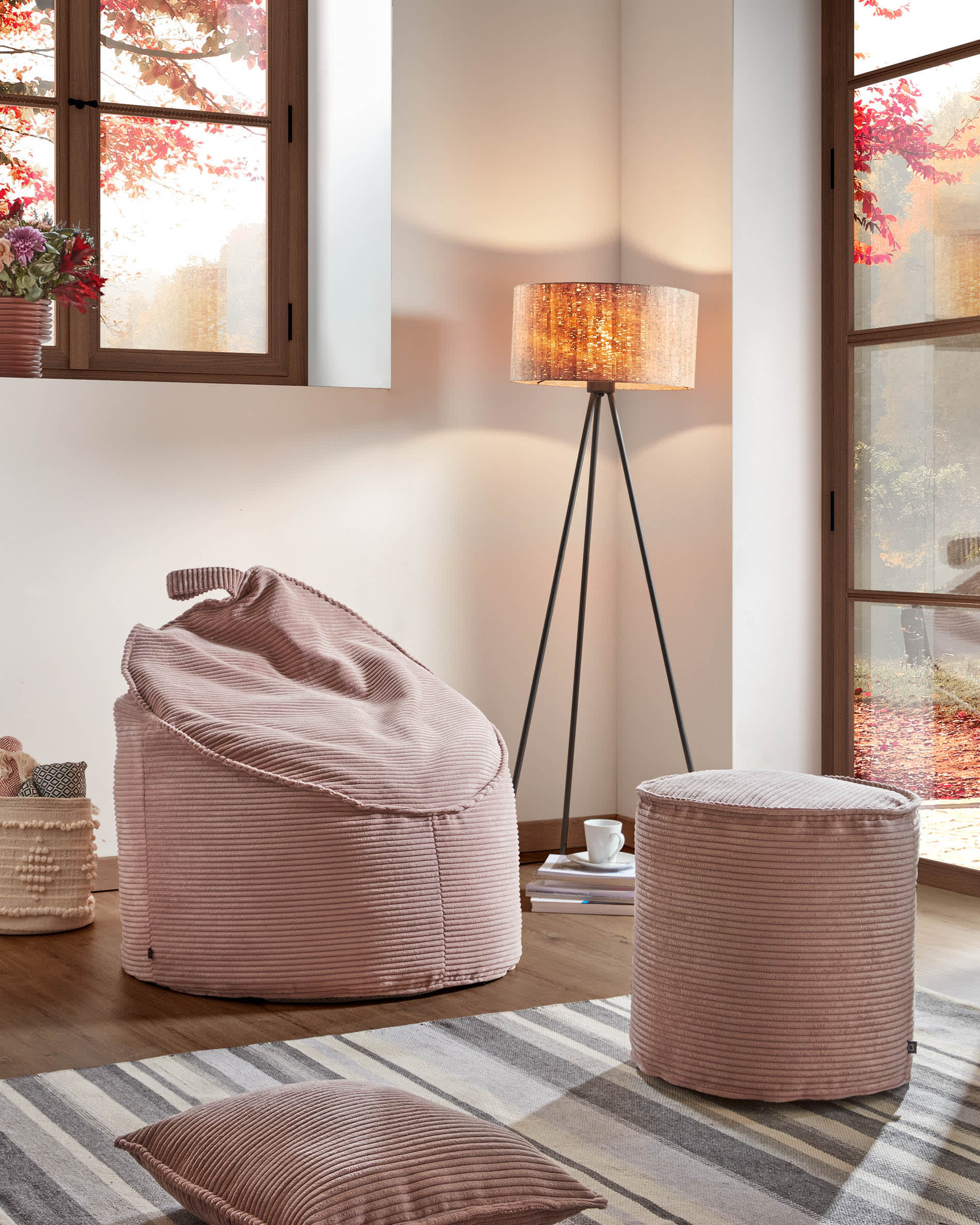 Der Wilma Pouf in rosa Cord von Kave Home ist ein stilvolles, rundes Sitzmöbel mit 80 cm Durchmesser für modernes Wohnen.