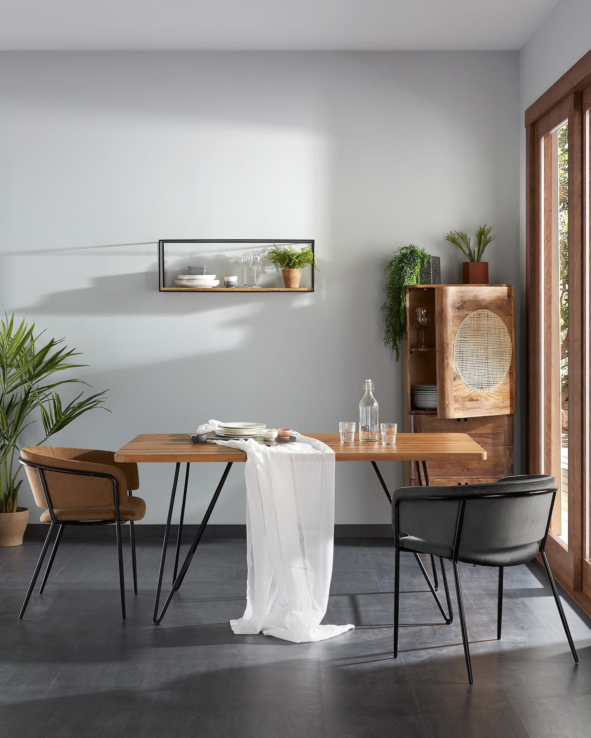 Das Elisha Wandregal 90x30 cm von Kave Home bietet eine elegante Lösung für moderne und praktische Aufbewahrung in Ihrem Zuhause.