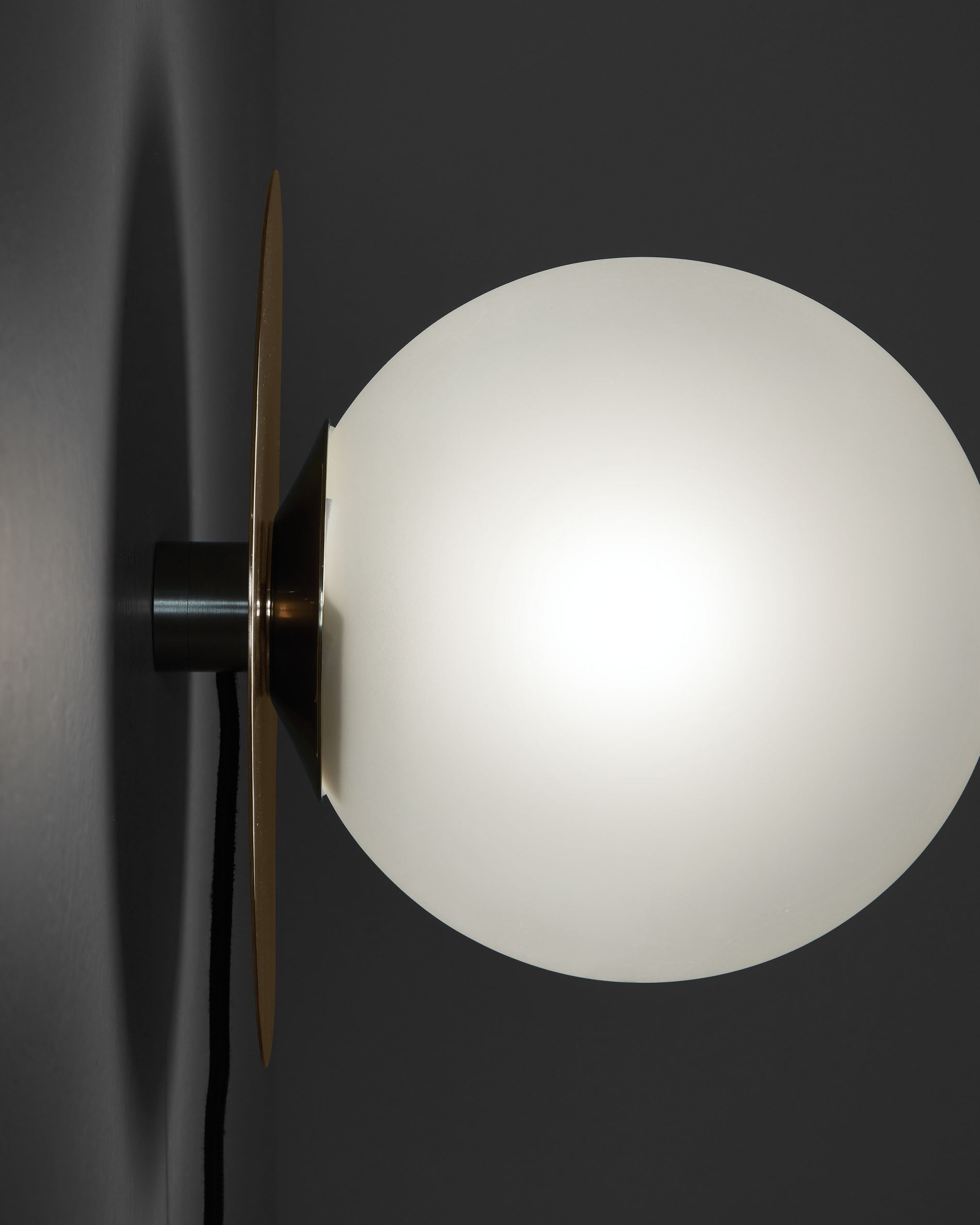 Die Manz Wandleuchte von Kave Home vereint elegantes Design mit hochwertiger Keramik und sanftem Milchglas für eine stilvolle Raumbeleuchtung.