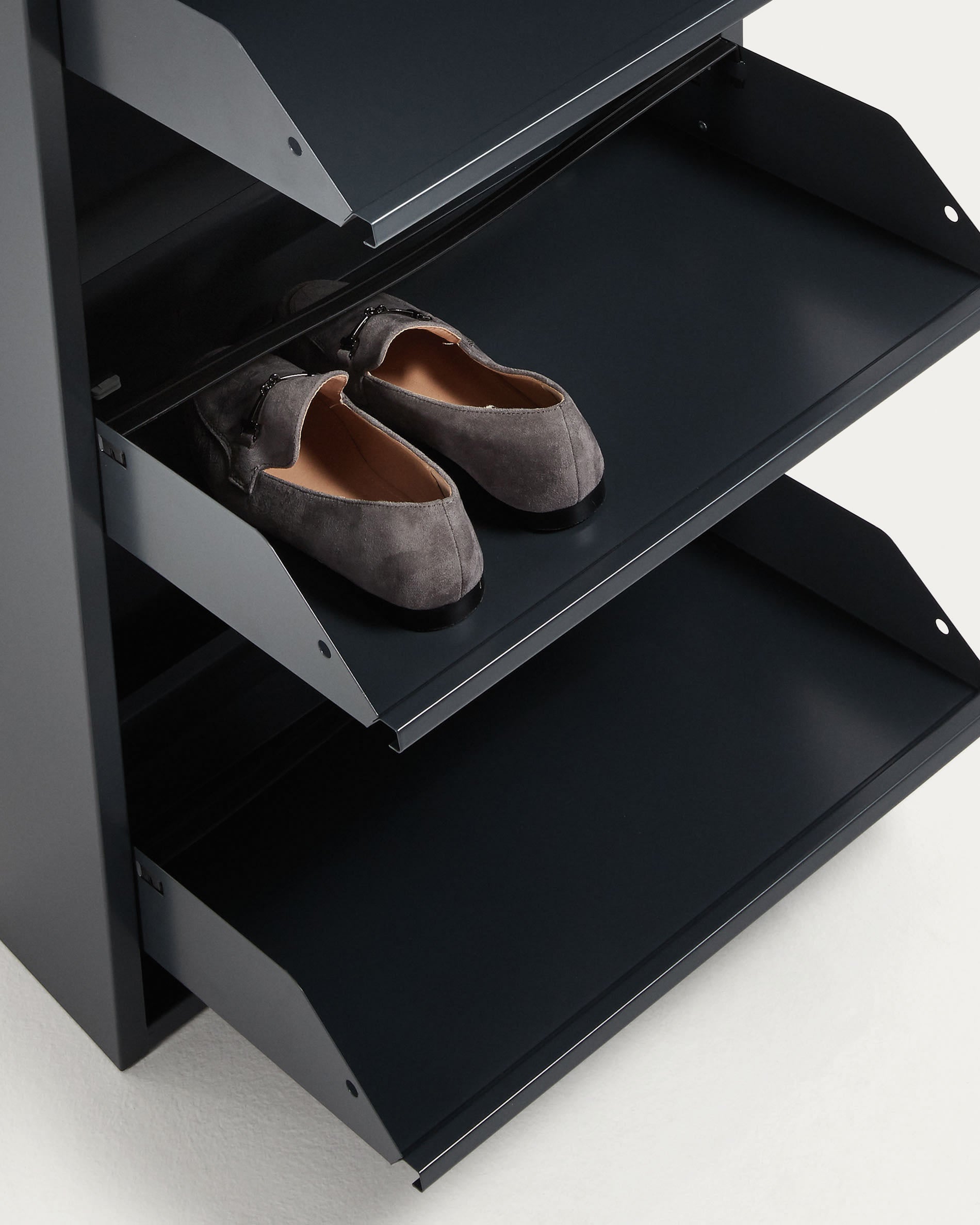 Eleganter Schuhschrank Ode von Kave Home, 50 x 168,5 cm, mit 5 Türen in Graphit. Ideal für stilvolle und platzsparende Schuhaufbewahrung.