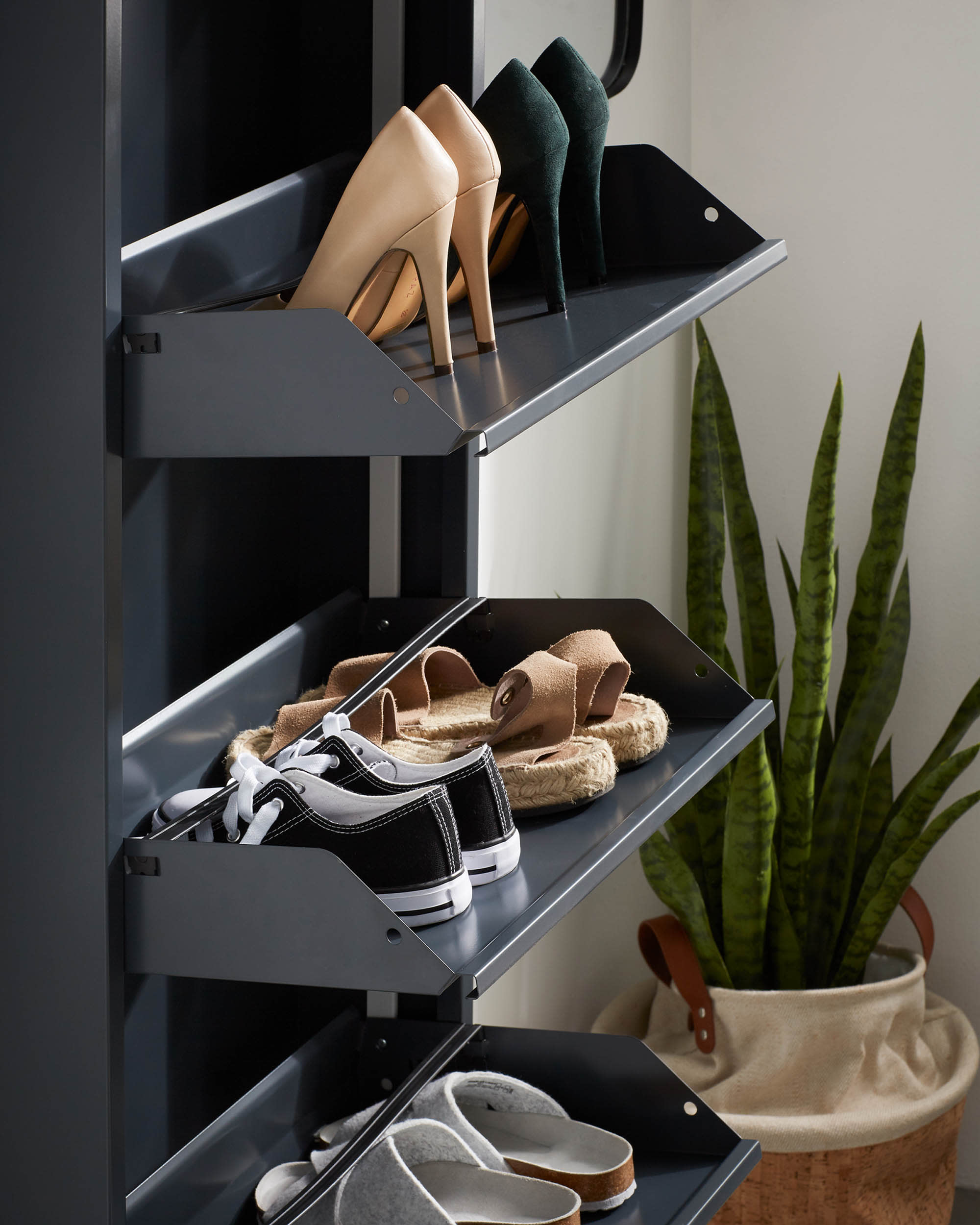 Moderner Schuhschrank Ode, 50x136 cm, 4 Türen, dunkelgrau, von Kave Home. Stilvolles Design für ordentliche Schuhaufbewahrung.