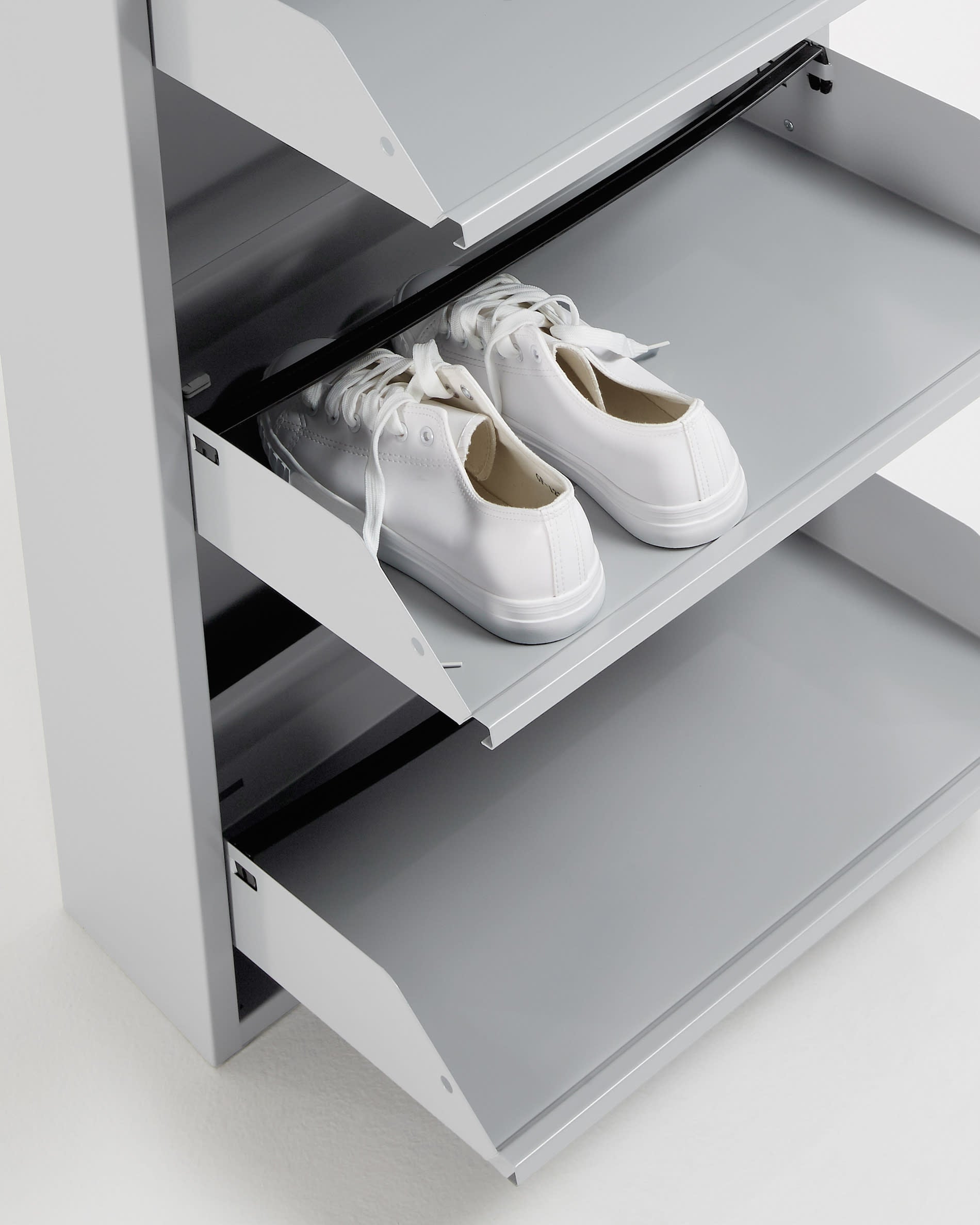 Praktisches Schuhregal in Grau (50 x 103 cm) von Kave Home. Drei Türen bieten viel Stauraum für Ihre Schuhe und sorgen für einen aufgeräumten Eingangsbereich.