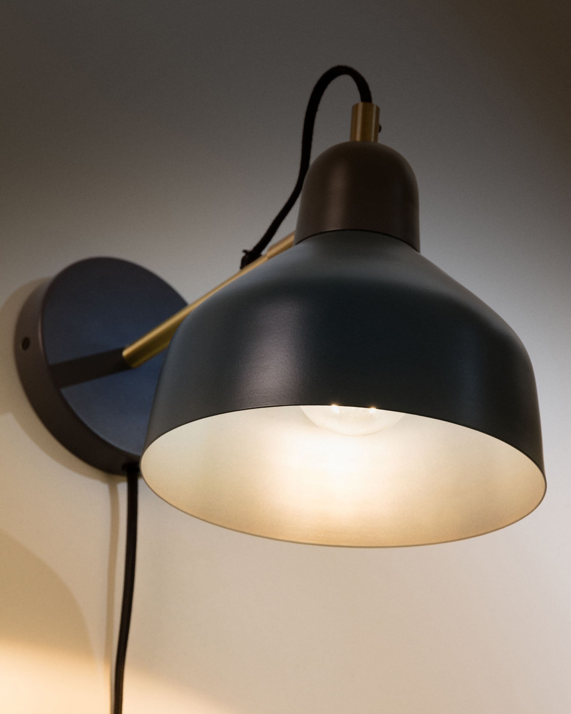 Die Olimpia Wandlampe von Kave Home vereint stilvolle Eleganz und praktische Lichtlenkung, ideal für jedes moderne Zuhause.