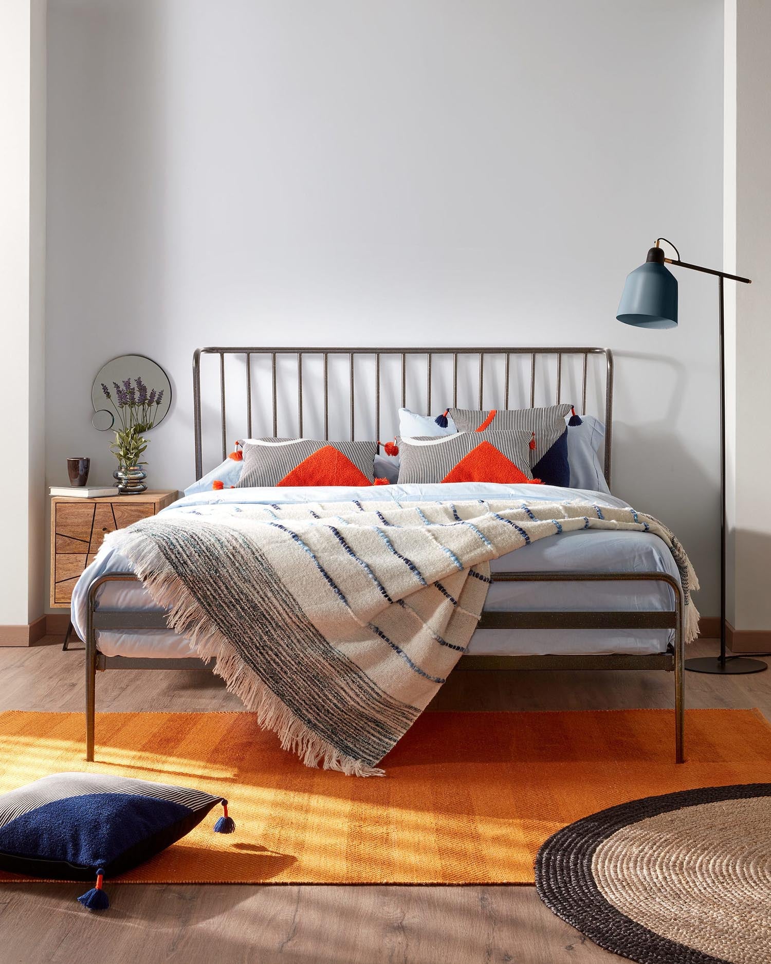 Die Olimpia Stehlampe von Kave Home vereint zeitgemässe Eleganz mit praktischer Beleuchtung und wertet jeden Wohnraum auf.