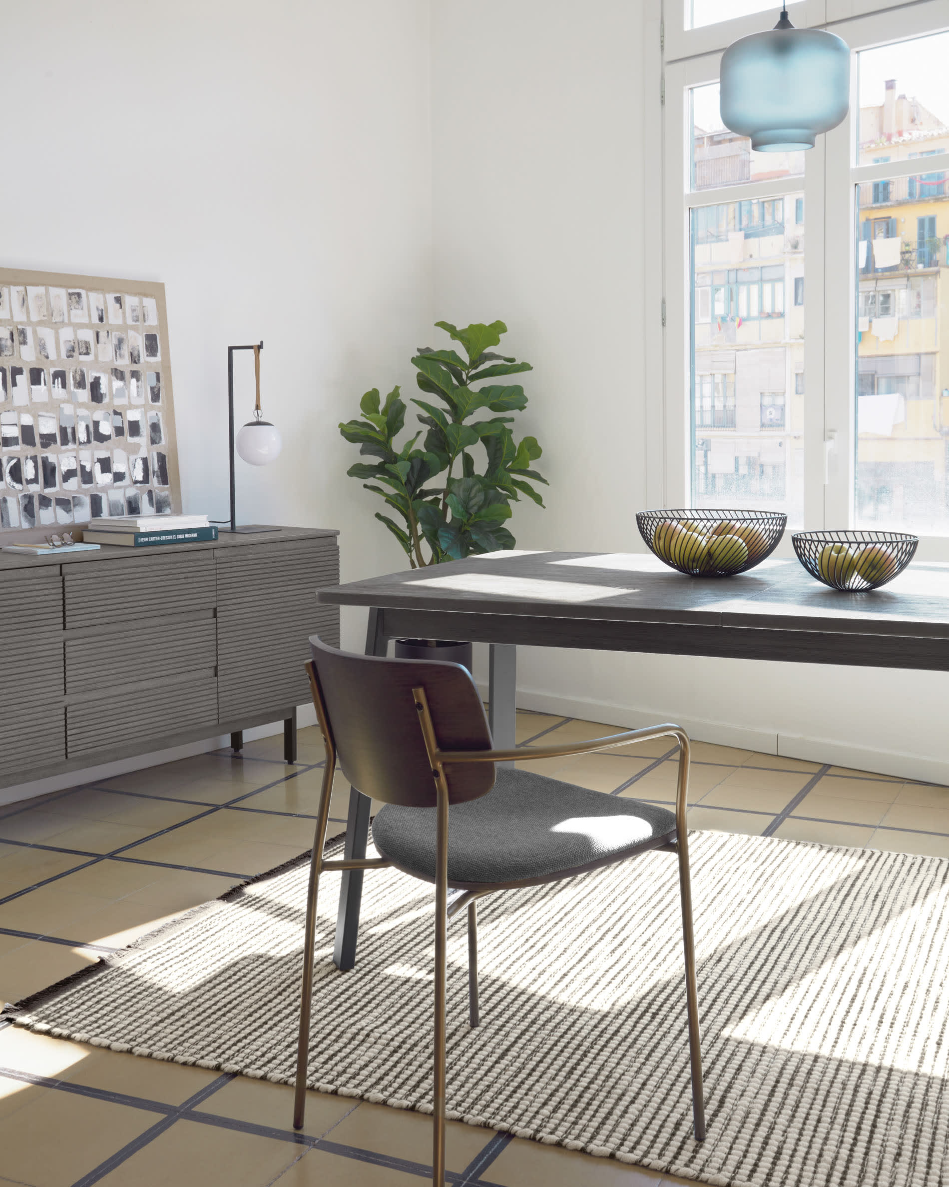 Die Monteiro Tischlampe von Kave Home besticht durch ihr modernes, industrielles Design und sorgt für eine sanfte, blendfreie Beleuchtung.