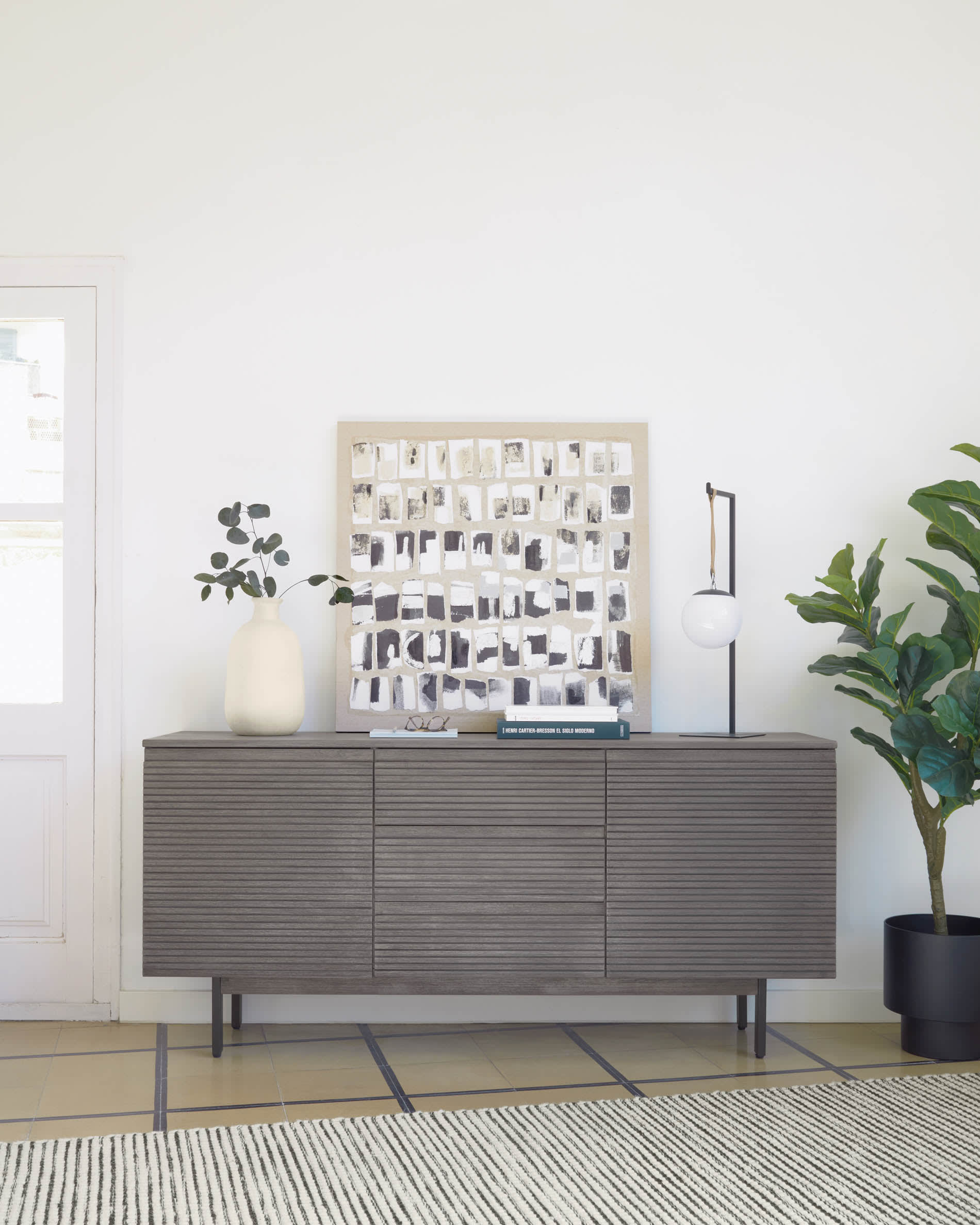 Die Monteiro Tischlampe von Kave Home besticht durch ihr modernes, pendelförmiges Design und sorgt für eine angenehme, blendfreie Beleuchtung.