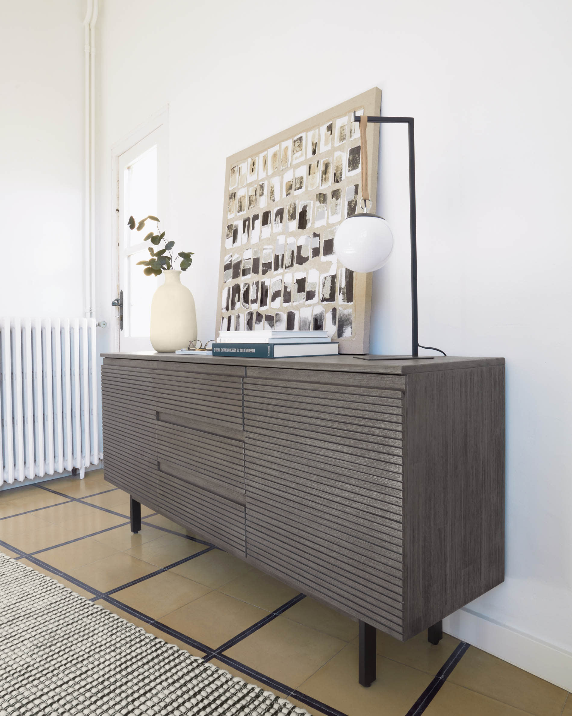 Die Monteiro Tischlampe von Kave Home vereint elegantes Metalldesign mit sanfter Lichtstreuung für stilvolle Akzente in jedem Raum.