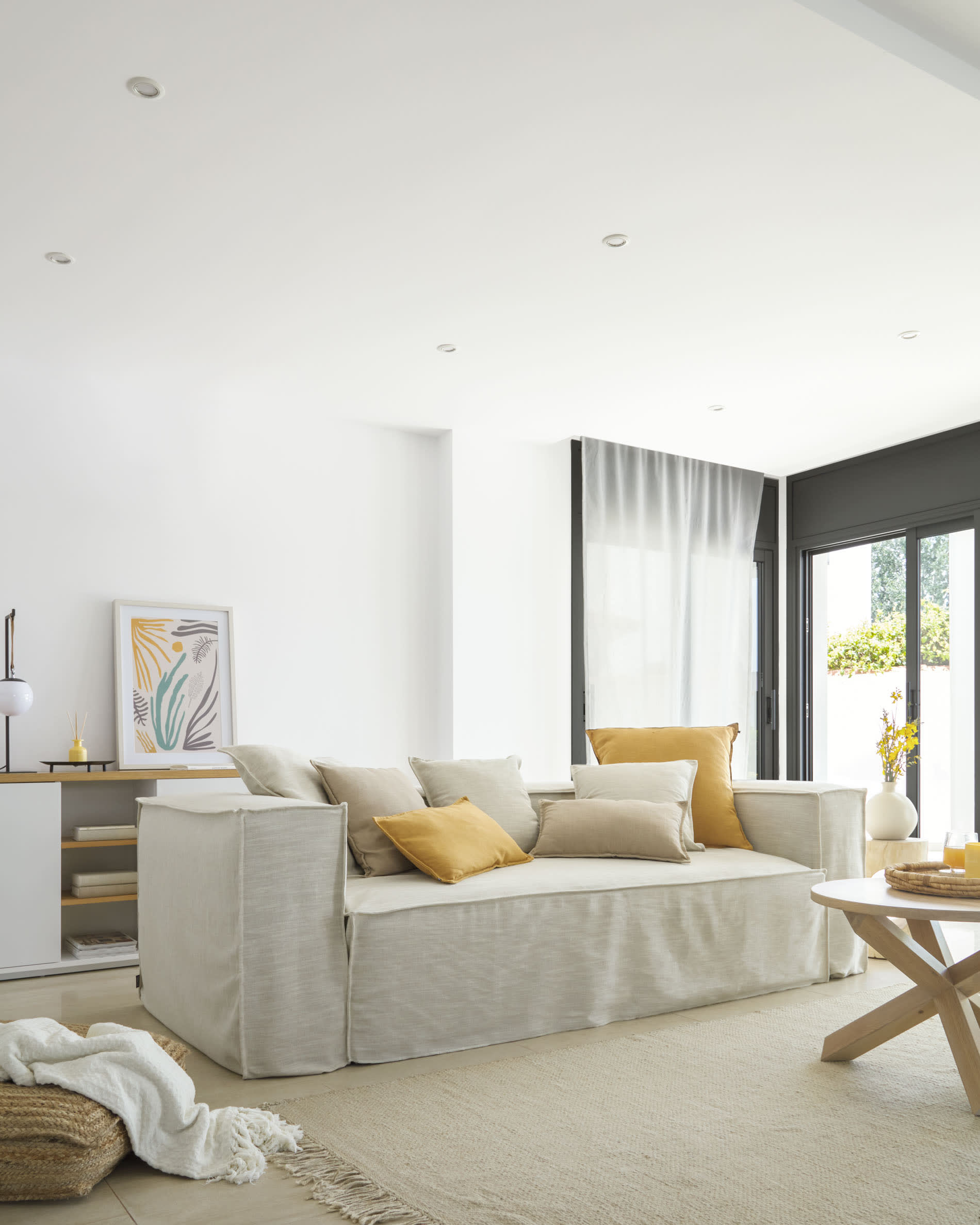 Die Monteiro Tischlampe von Kave Home besticht durch ihr modernes Metall-Design und die harmonische Lichtverteilung, ideal für jedes Zuhause.