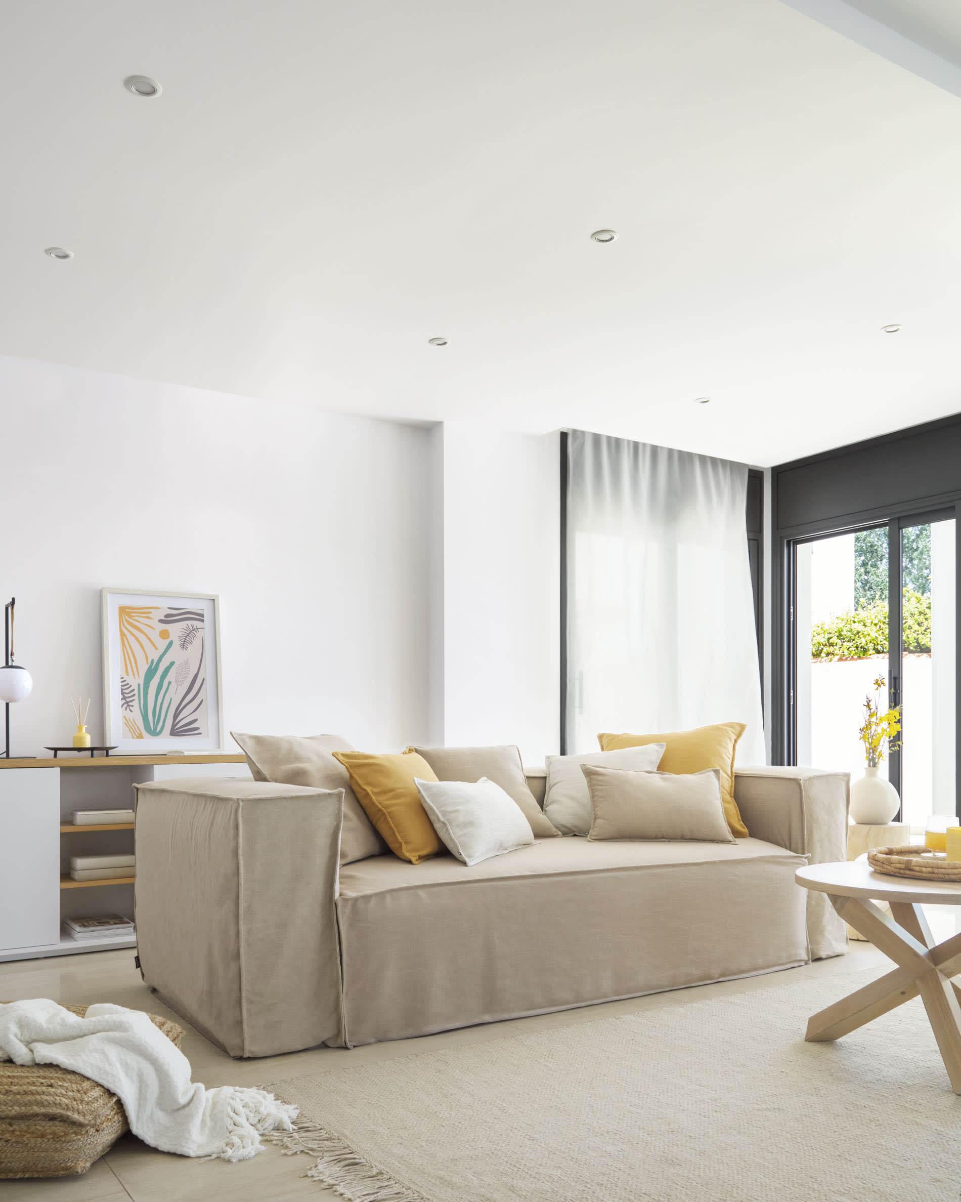 Die Monteiro Tischlampe von Kave Home vereint elegantes Metall-Design mit sanfter Lichtstreuung, perfekt für stilvolle Akzente in jedem Raum.