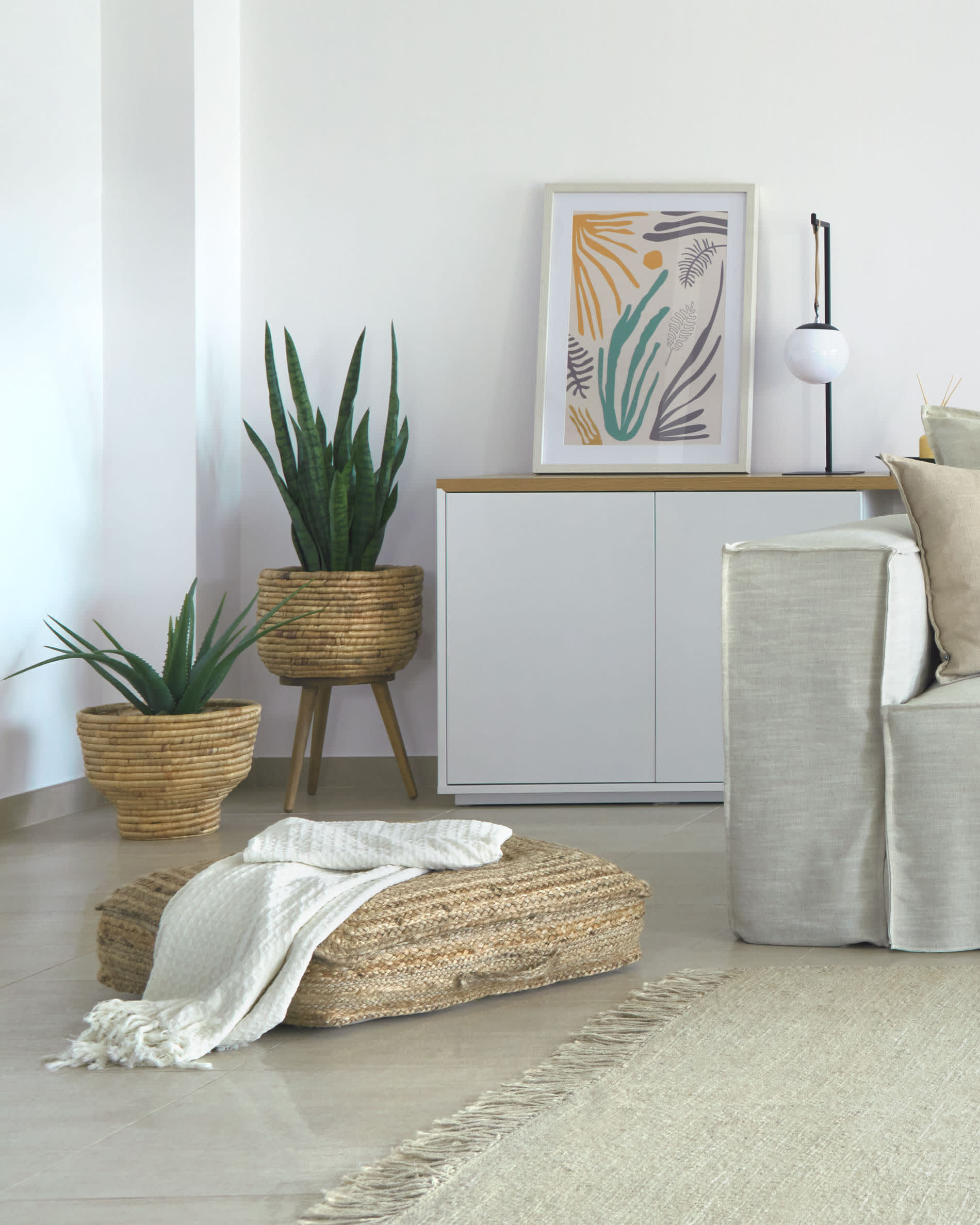 Die Monteiro Tischlampe von Kave Home besticht durch ihr modernes Metall-Design und die harmonische Lichtverteilung, ideal für jedes Zuhause.