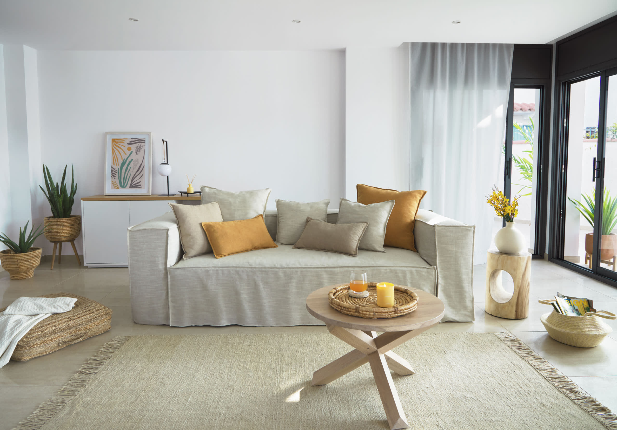 Die Monteiro Tischlampe von Kave Home vereint elegantes Metall-Design mit sanfter Lichtstreuung, perfekt für stilvolle Akzente in jedem Raum.