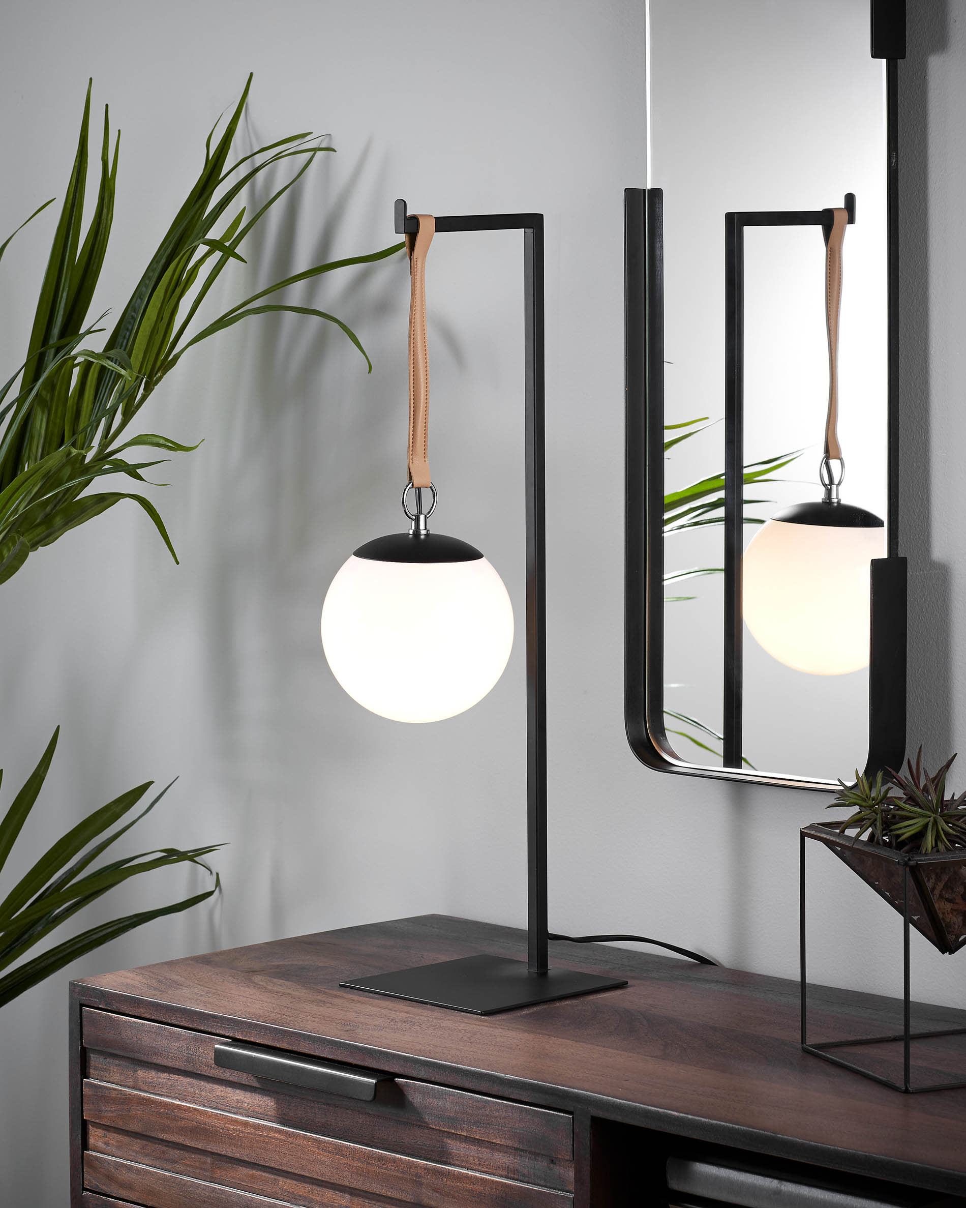 Die Monteiro Tischlampe von Kave Home besticht durch ihr modernes Metall-Design und die harmonische Lichtverteilung, ideal für jedes Zuhause.