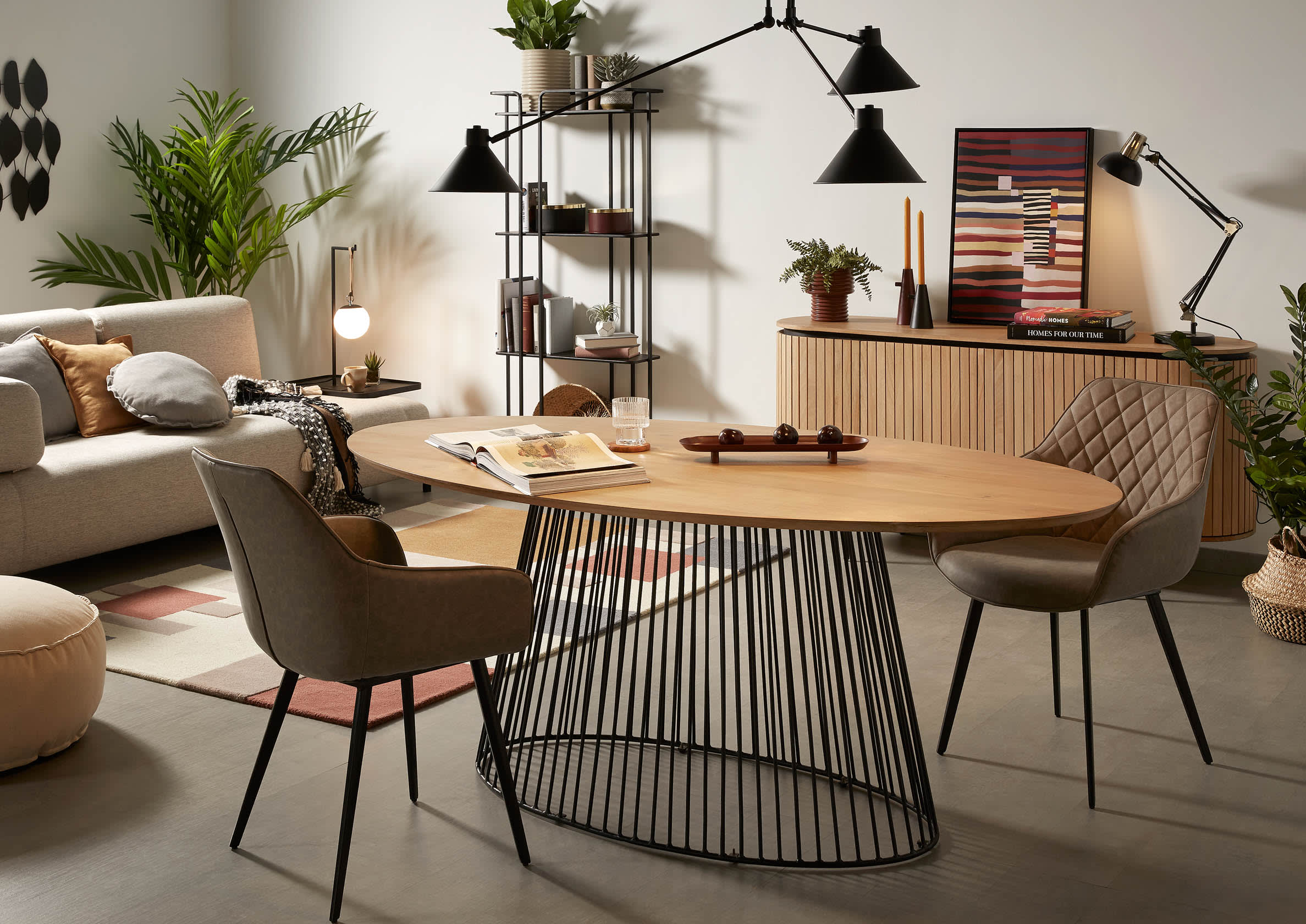 Die Monteiro Tischlampe von Kave Home vereint modernes Design mit robuster Metallstruktur und sanfter Lichtstreuung für stilvolle Akzente.