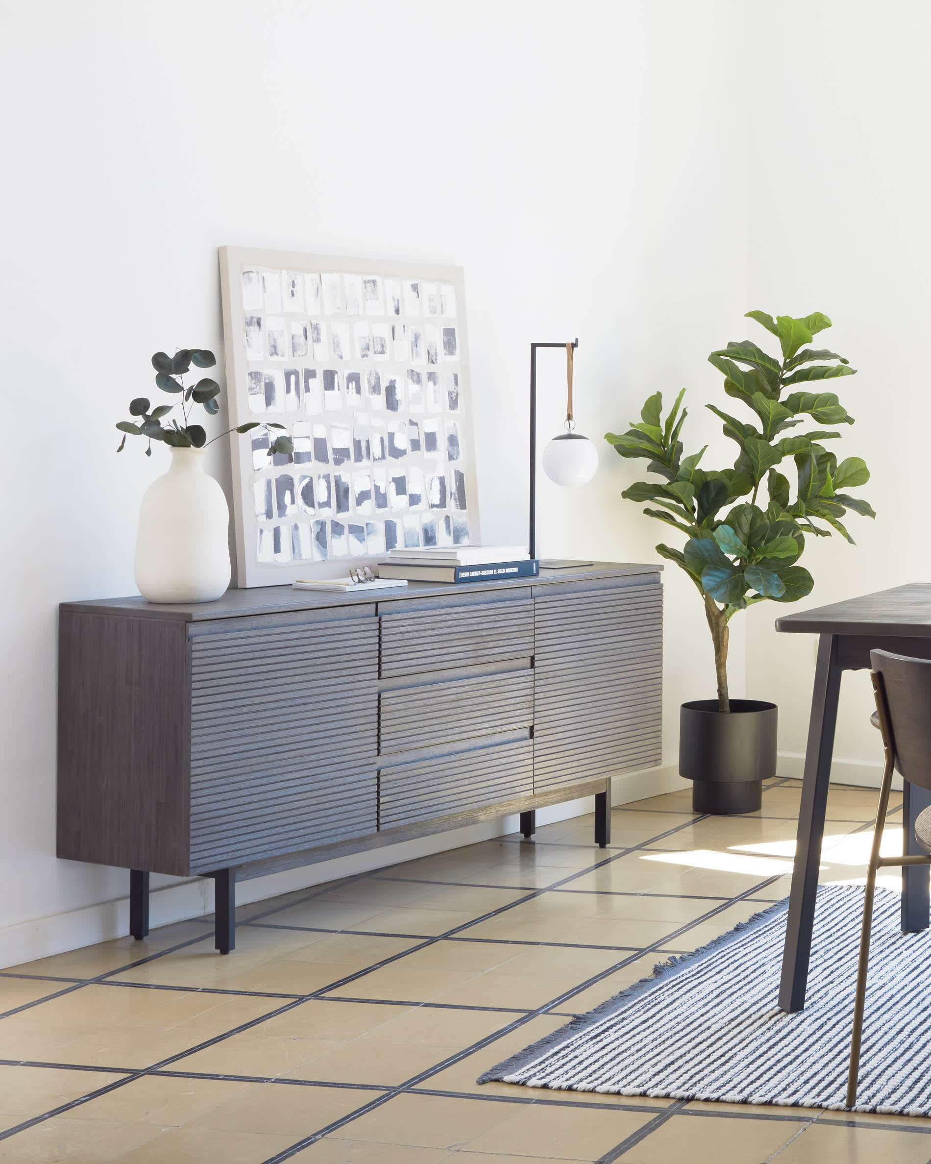 Die Monteiro Tischlampe von Kave Home besticht durch ihr modernes Design und bringt Eleganz und Funktionalität in jeden Raum.