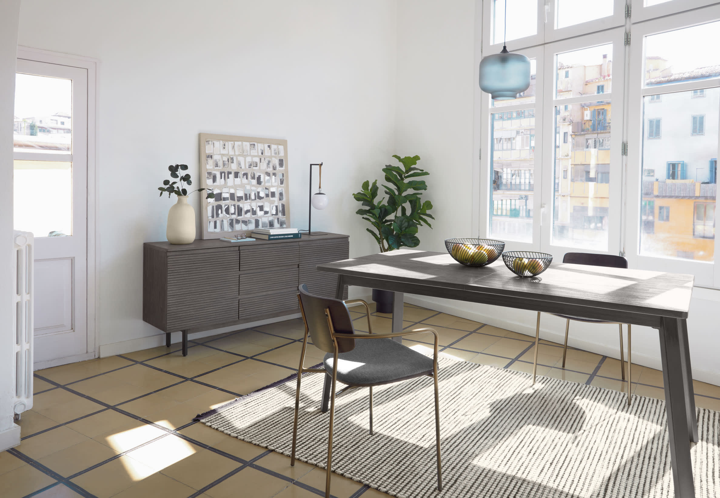 Die Monteiro Tischlampe von Kave Home vereint stilvolles Design mit Funktionalität und setzt elegante Akzente in Ihrem Zuhause.