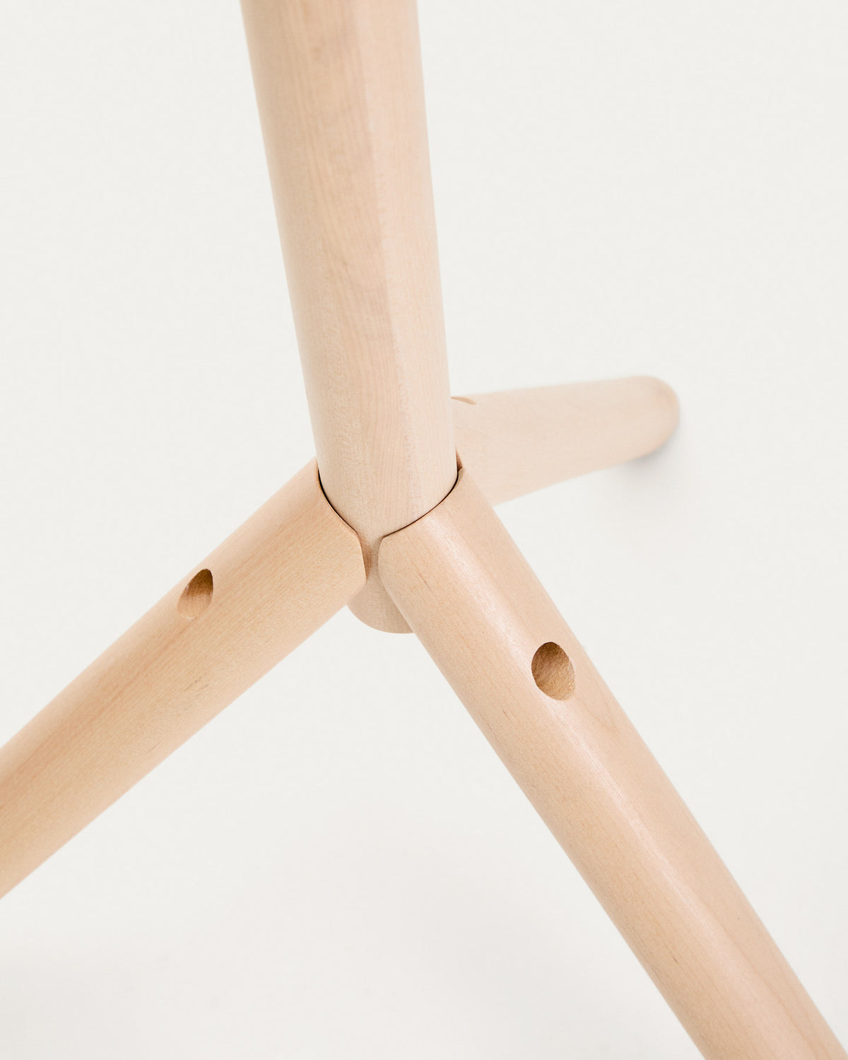 Natane Garderobe aus massivem Birkenholz 163 cm in Braun präsentiert im Onlineshop von KAQTU Design AG. Garderobe ist von Kave Home