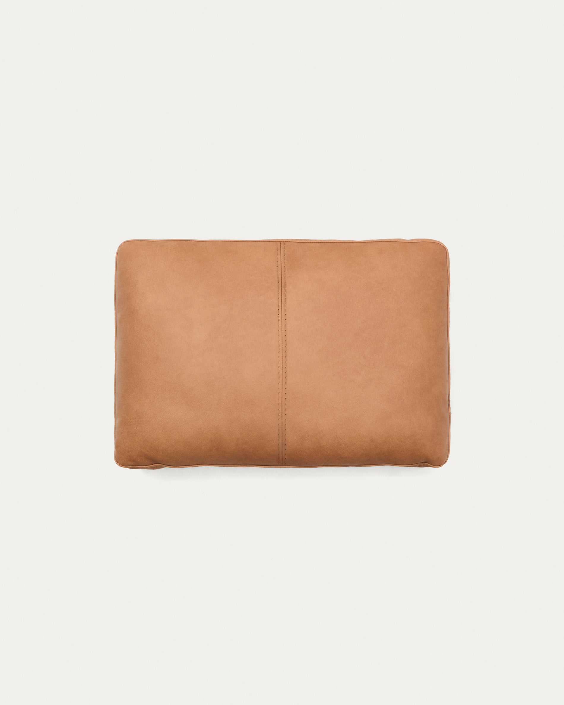 Kissen Blok aus braunem Leder 40 x 60 cm in Braun präsentiert im Onlineshop von KAQTU Design AG. Deko Kissen ist von Kave Home