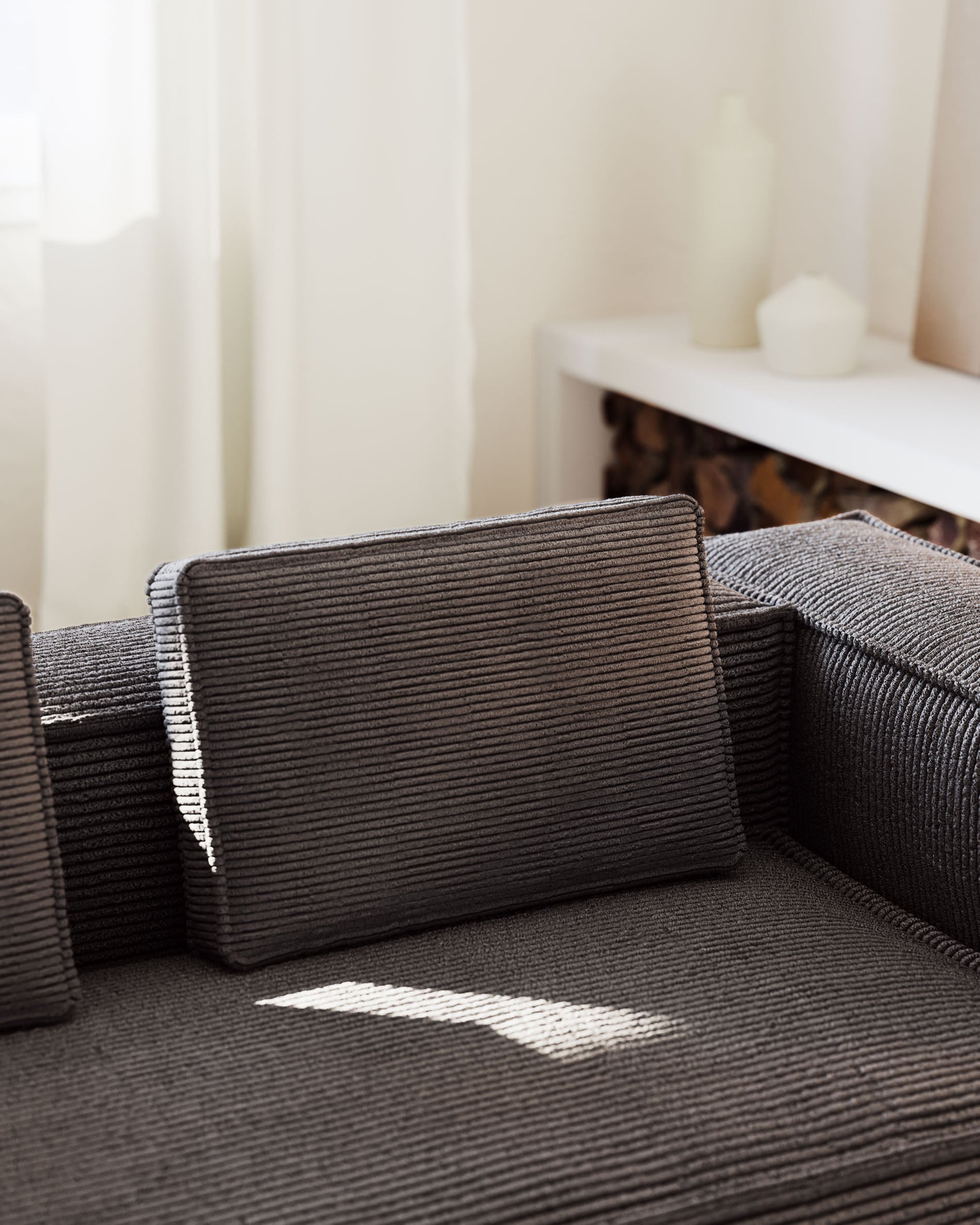 Kissen Blok, schwer entflammbar mit dickem Cord in Grau, 40 x 60 cm in Grau präsentiert im Onlineshop von KAQTU Design AG. Deko Kissen ist von Kave Home