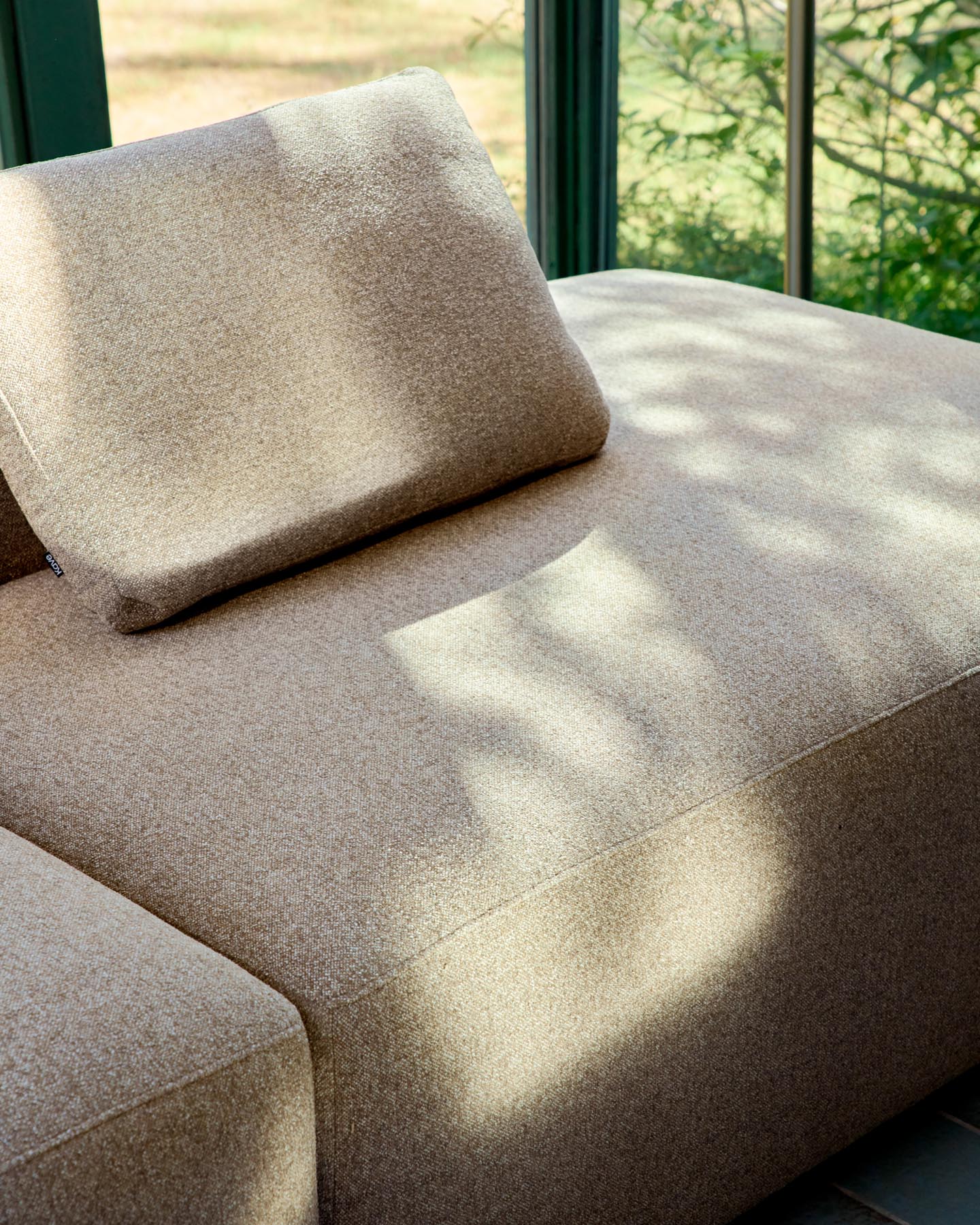 Kissen Blok in brauner Chenille, 50 x 60 cm in Taupe präsentiert im Onlineshop von KAQTU Design AG. Deko Kissen ist von Kave Home