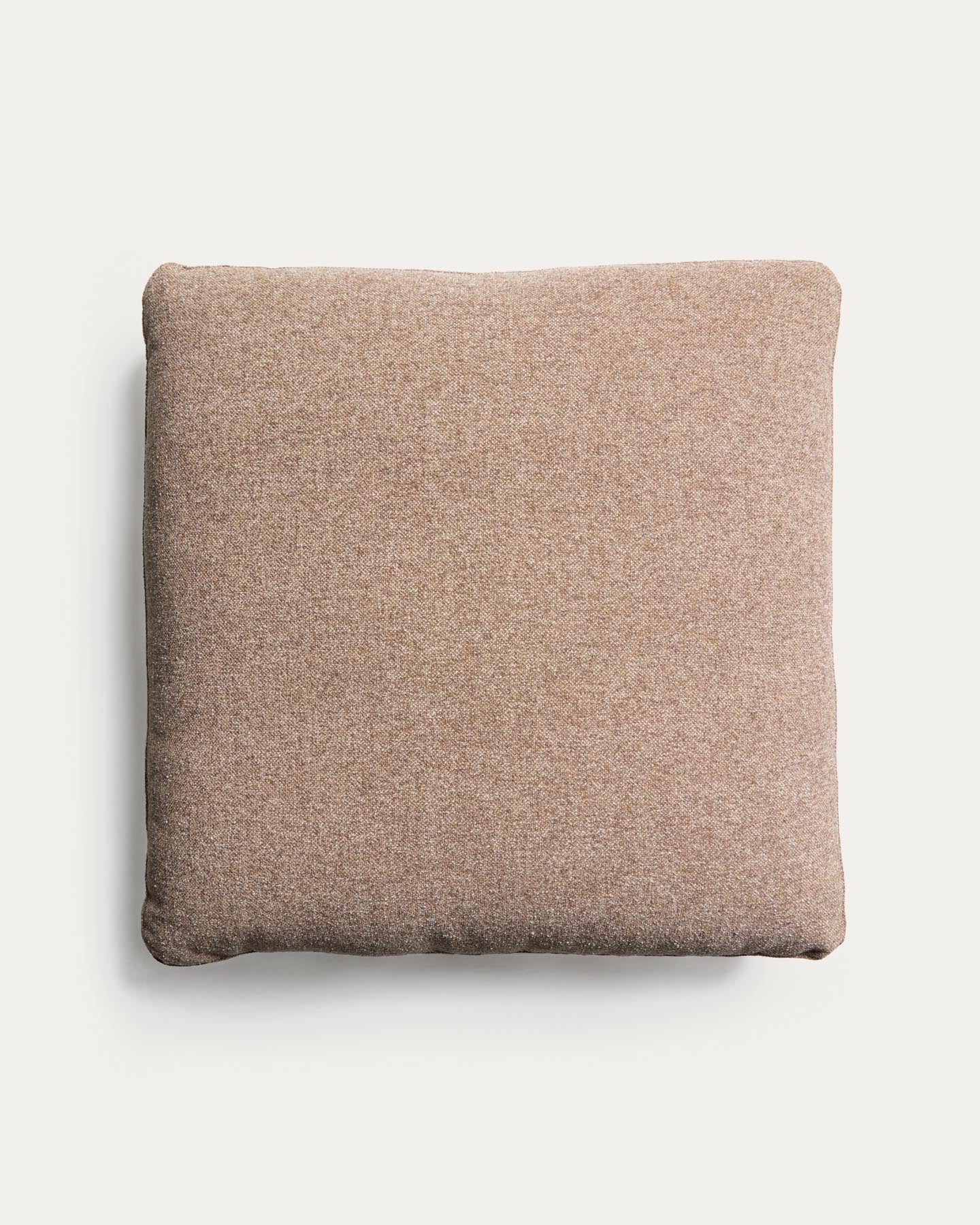 Kissen Blok in brauner Chenille, 60 x 60 cm in Taupe präsentiert im Onlineshop von KAQTU Design AG. Deko Kissen ist von Kave Home