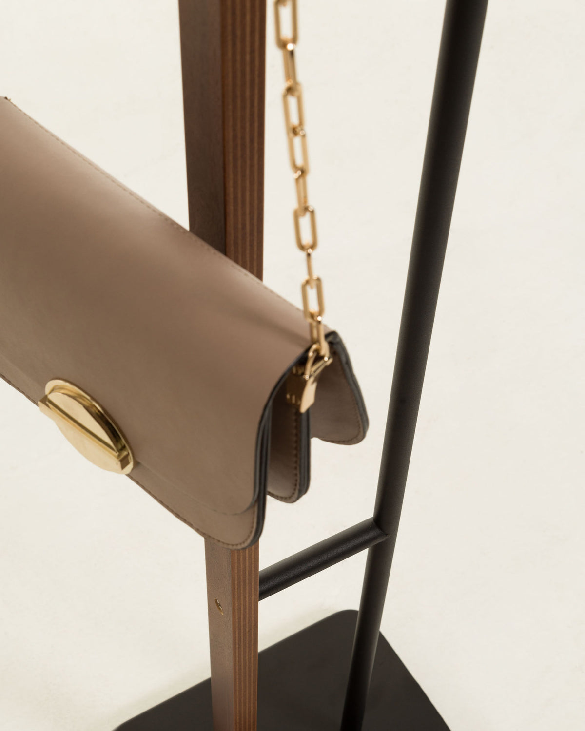 Magali Garderobe 172 cm in Schwarz, Natur präsentiert im Onlineshop von KAQTU Design AG. Garderobe ist von Kave Home