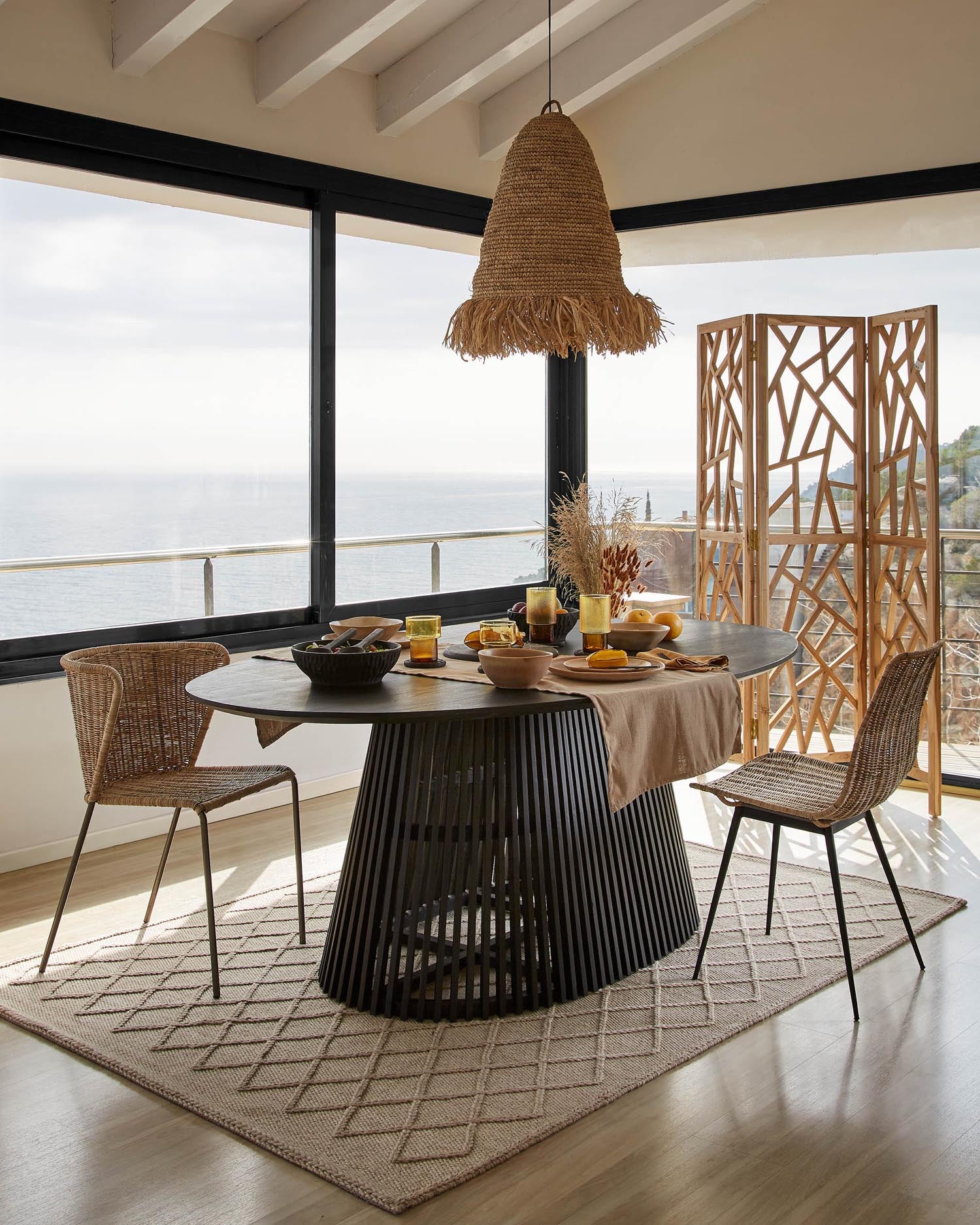 Stilvoller Avaline Paravent aus massivem Teakholz, 135 x 180 cm, idealer Raumteiler mit zeitloser Eleganz und nachhaltiger Handwerkskunst.