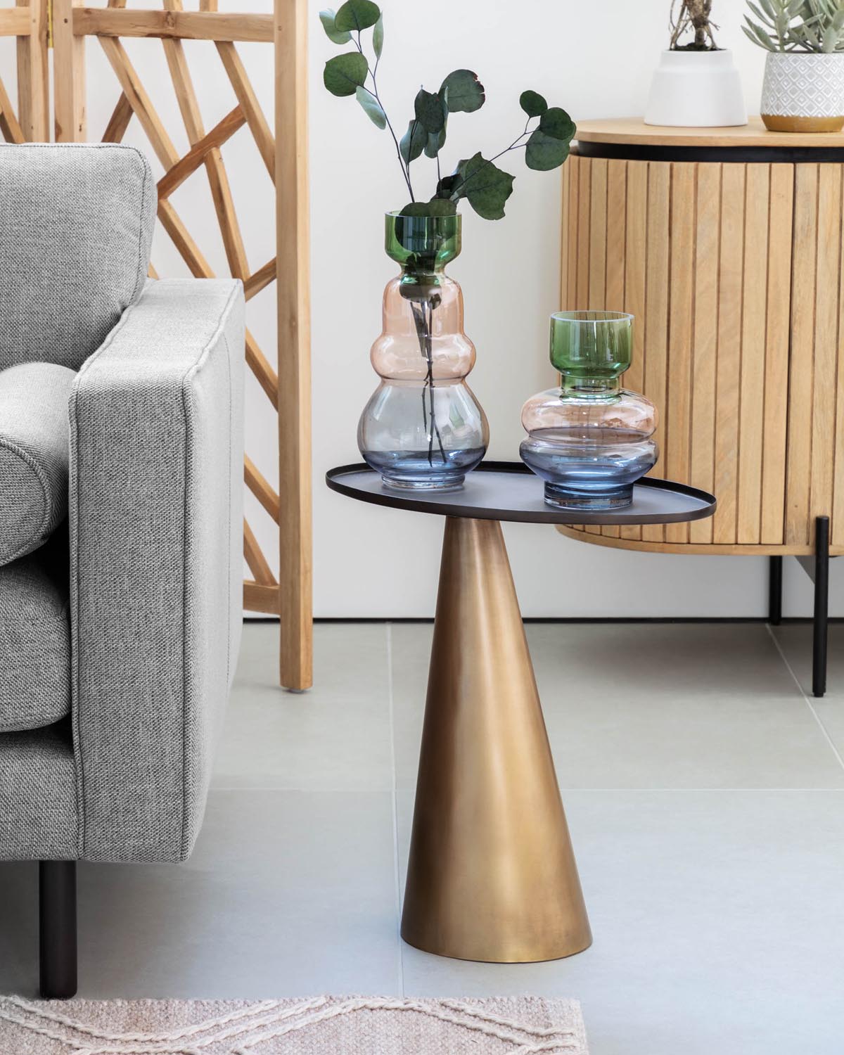 Eleganter Liliane Beistelltisch von Kave Home für modernes Wohnen.