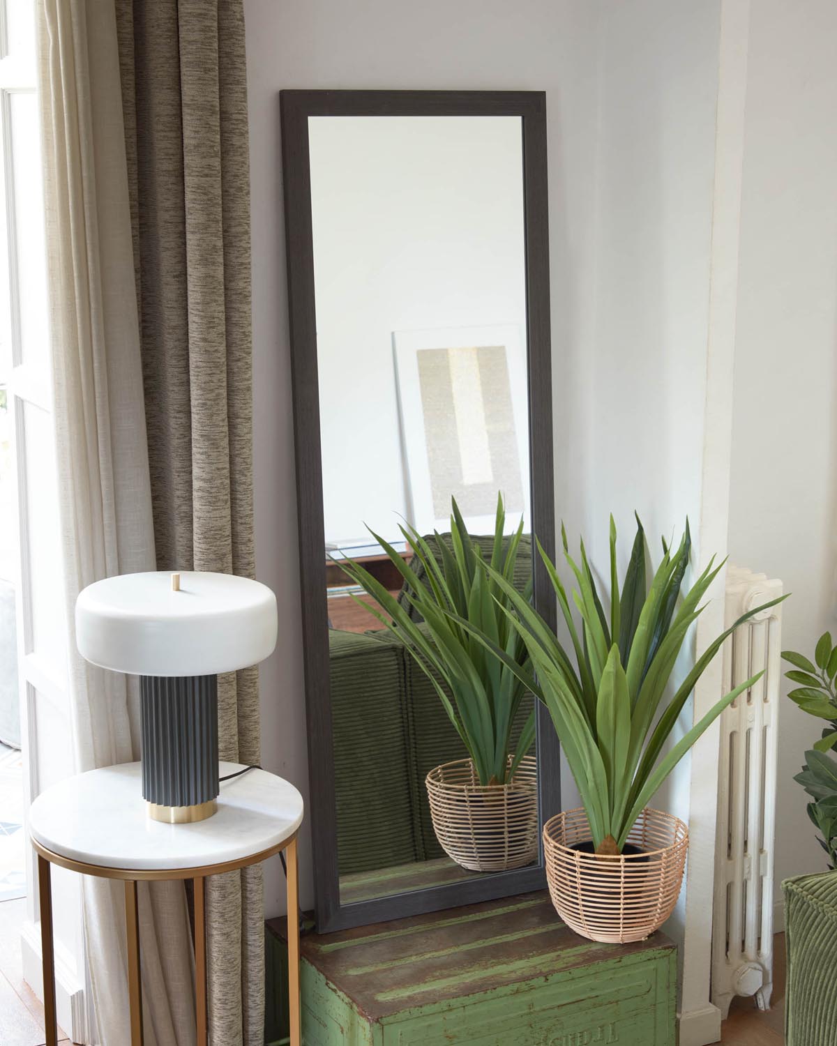 Zelena Yucca: Realistische Kunstpflanze für moderne Wohnräume.