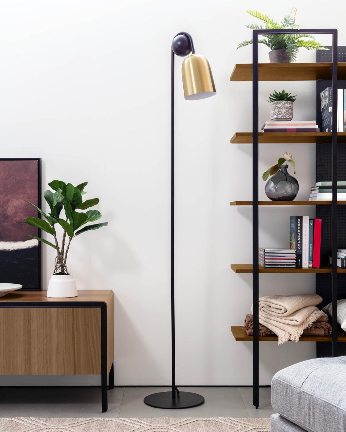 Natsumi Stehlampe: Stilvolle Beleuchtung mit edlem Marmorsockel.