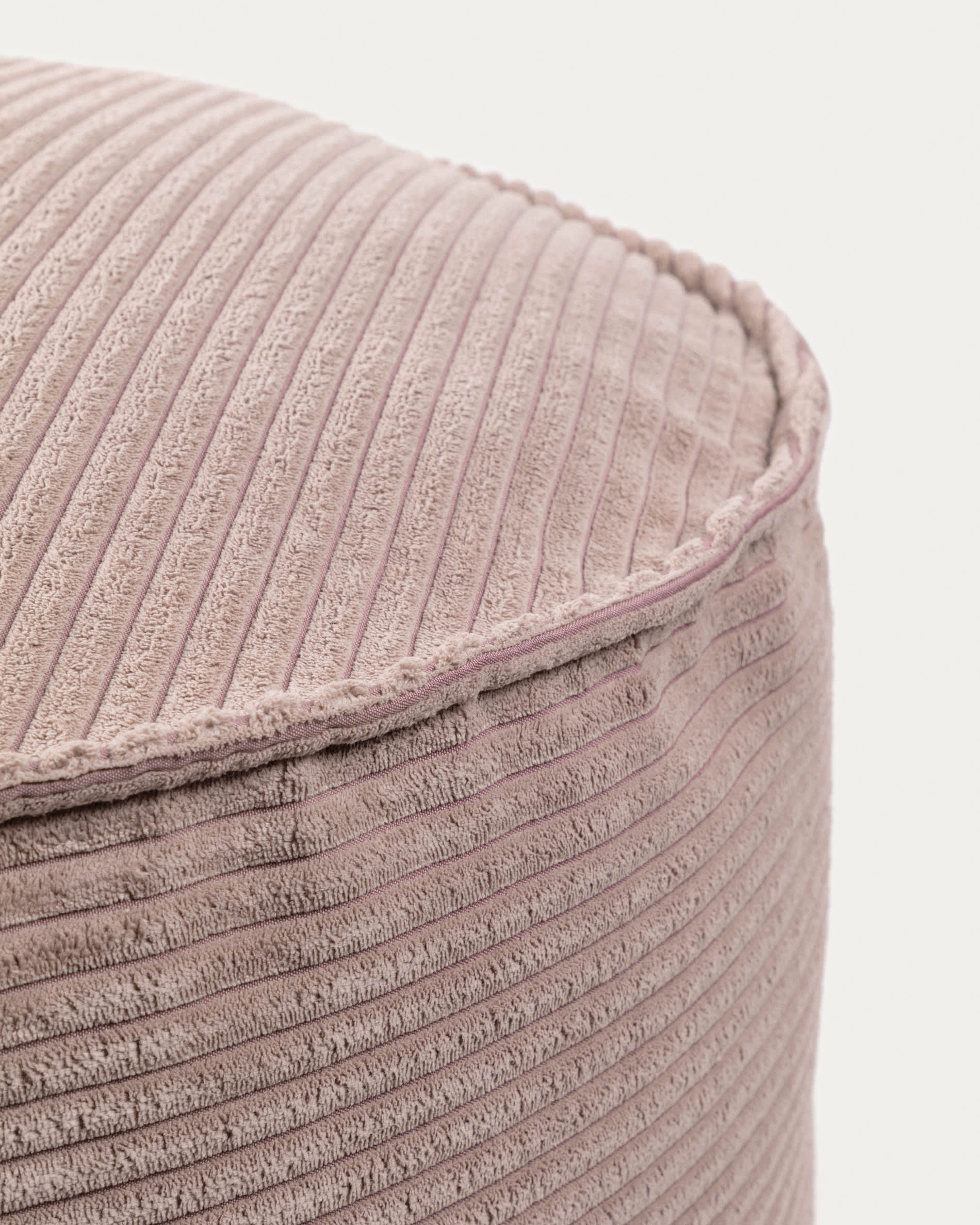 Der Wilma Pouf in sanftem Rosa (Ø 70 cm) kombiniert stilvollen Retro-Cord mit Funktionalität und passt perfekt in jedes Zuhause.