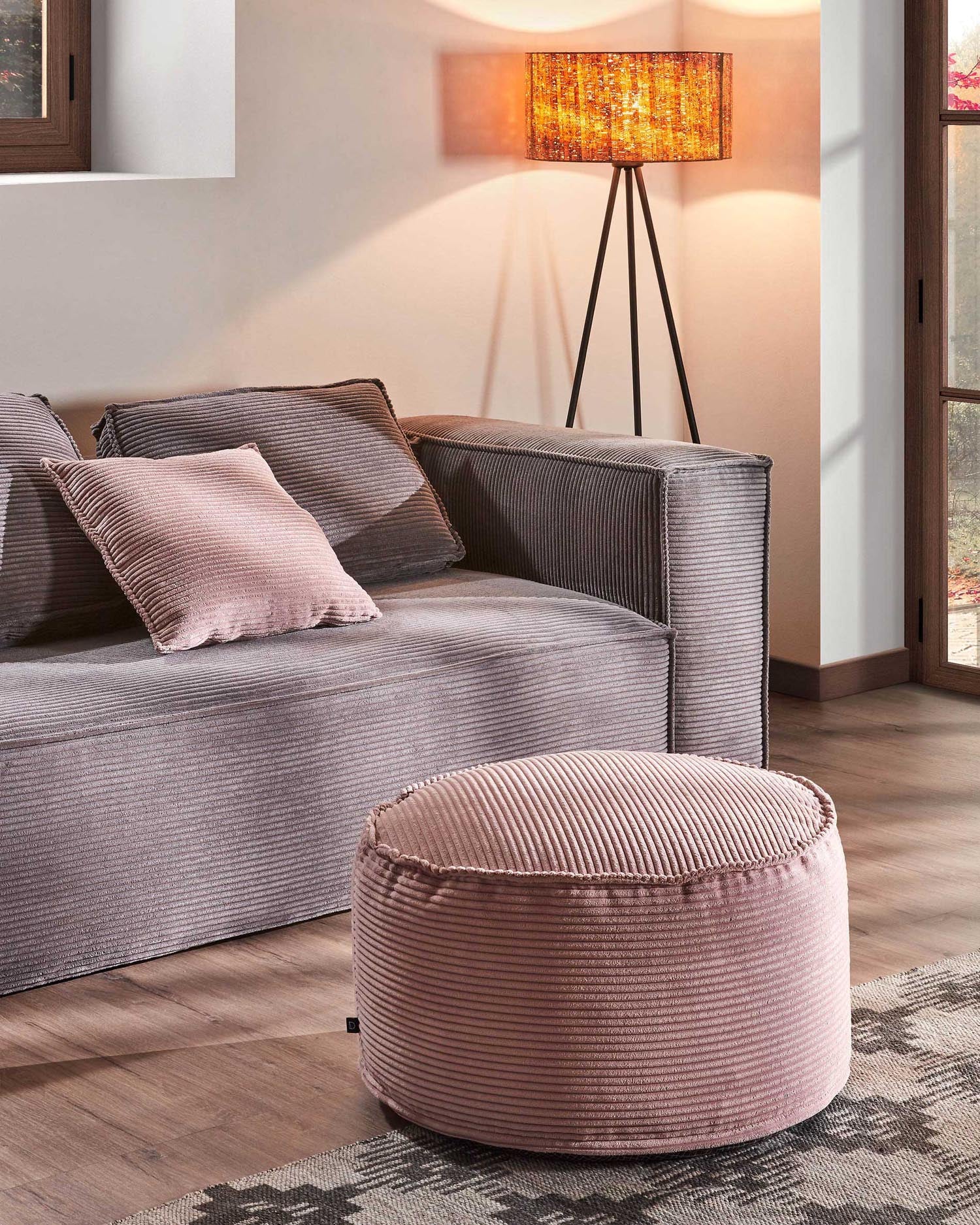 Der Wilma Pouf in Rosa mit breitem Cord und 70 cm Durchmesser bietet Komfort und Stil für jedes moderne Zuhause.