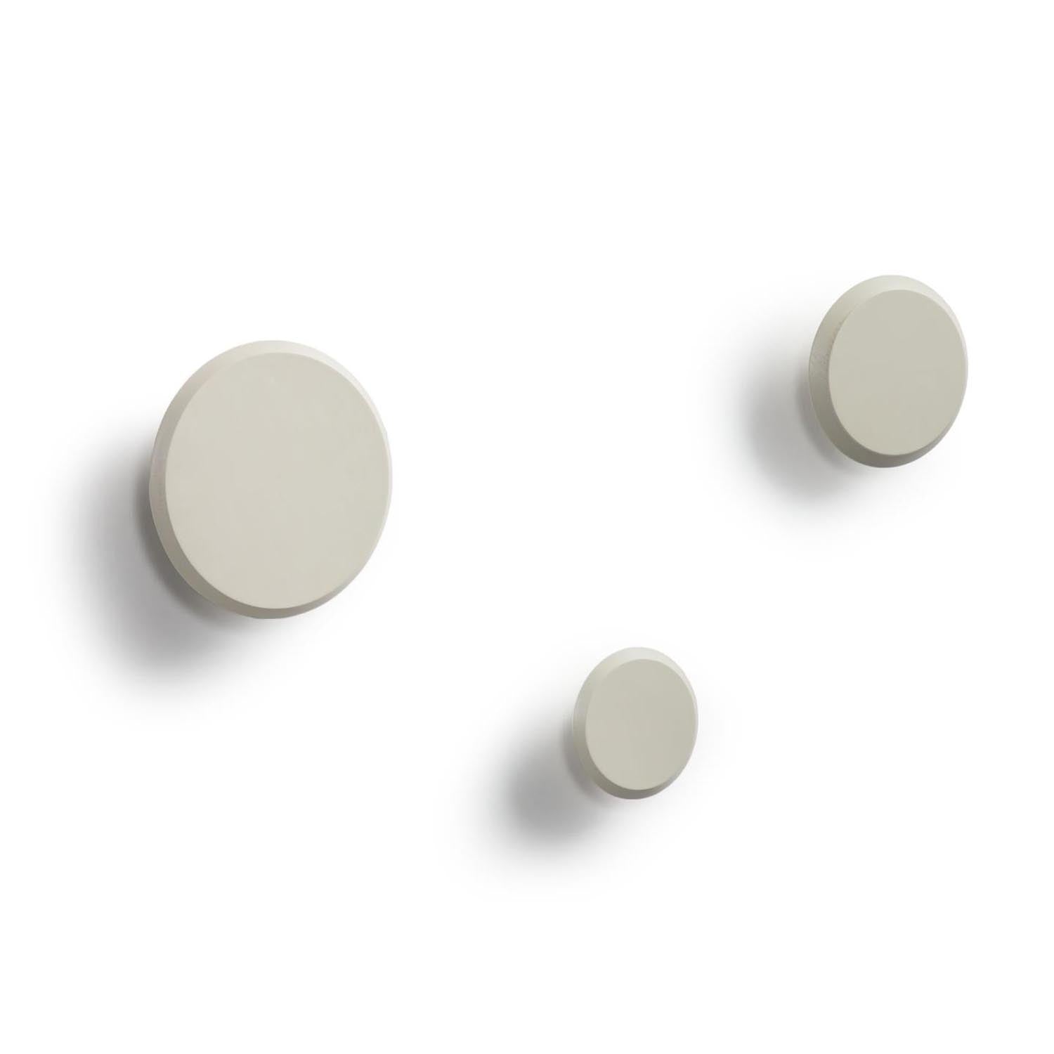 Nadua Set aus 3 Wandhaken aus Massiver Buche mit Finish in Beige in Beige präsentiert im Onlineshop von KAQTU Design AG. Kleiderhaken ist von Kave Home